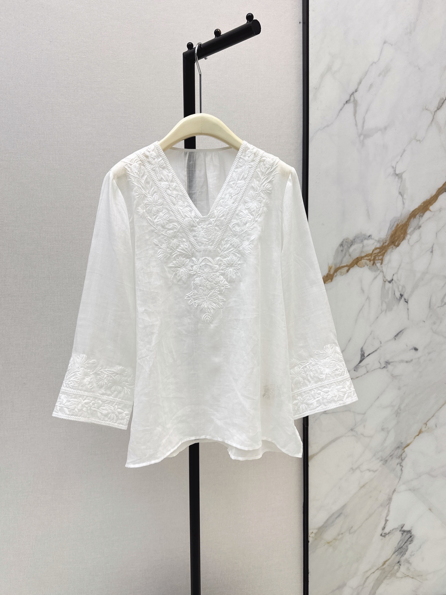 NO:946967,Fashionable design 26Ss - the latest heavy embroidered ramie V-neck top in early autumn. This top is made of high-count natural ramie fabric. It has a clear and delicate bamboo texture. It has a transparent and slightly transparent texture. The upper body is refreshing and draping. The body is made of heavy floral embroidery. The V-neck full-flower and leaf pattern extends to the three-quarter cuffs. It has a retro atmosphere. Three colors smlxl,,19860909时髦设计 26Ss———早秋最新款重工刺绣苎麻V领上衣这款上衣甄选高支天然苎麻面料 自带清晰细腻的竹节肌理 自带通透微透质感 上身清爽垂顺 衣身采用整片重工花卉刺绣 V领满幅花叶纹样延伸至七分袖口 复古氛围感拉满 三色smlxl,,,Women's clothing