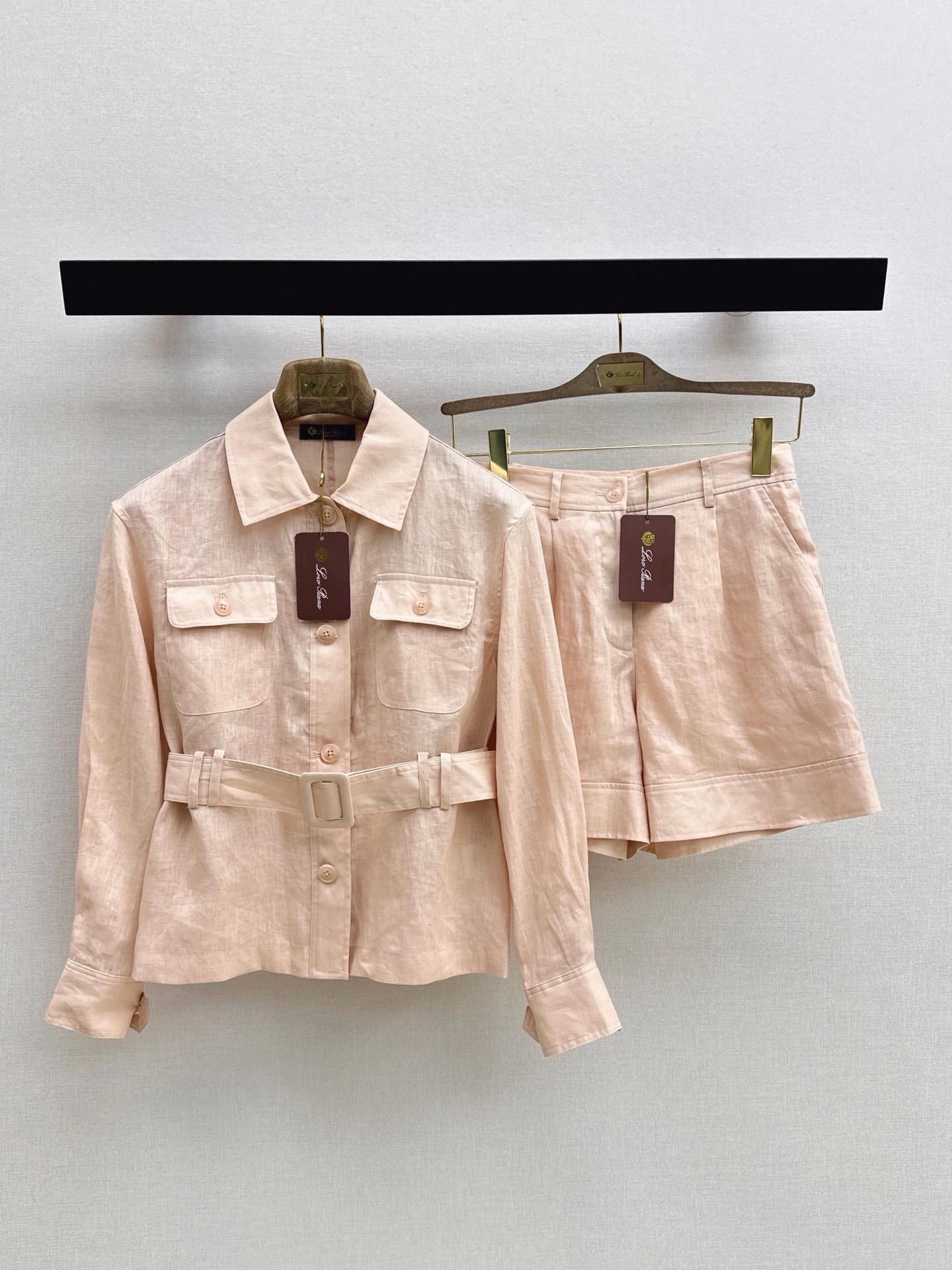 NO:947007,Fashionable old money LP 26Ss————The latest loose-fitting linen suit for spring and summer. Waisted lapel jacket + wide-leg shorts. Summer must-have. A look that can be used for vacation or commuting~ Minimalist and fashionable style. Made of linen fabric. The cut is just right. It can be controlled by any figure. Two-color separate sml jacket, loro piana, shorts, jackets & coats,19860909时髦老钱 LP 26Ss————春夏最新款松弛感穿搭亚麻套装收腰翻领外套+阔腿短裤 夏季必备 度假休闲或者通勤皆可的一套Look～ 极简又时髦的造型感 采用亚麻面料 版型剪裁恰到好处 不管什么身材都能够驾驭 两色分开发 sml 外套,,loro piana,shorts,jackets & coats,,Women's clothing