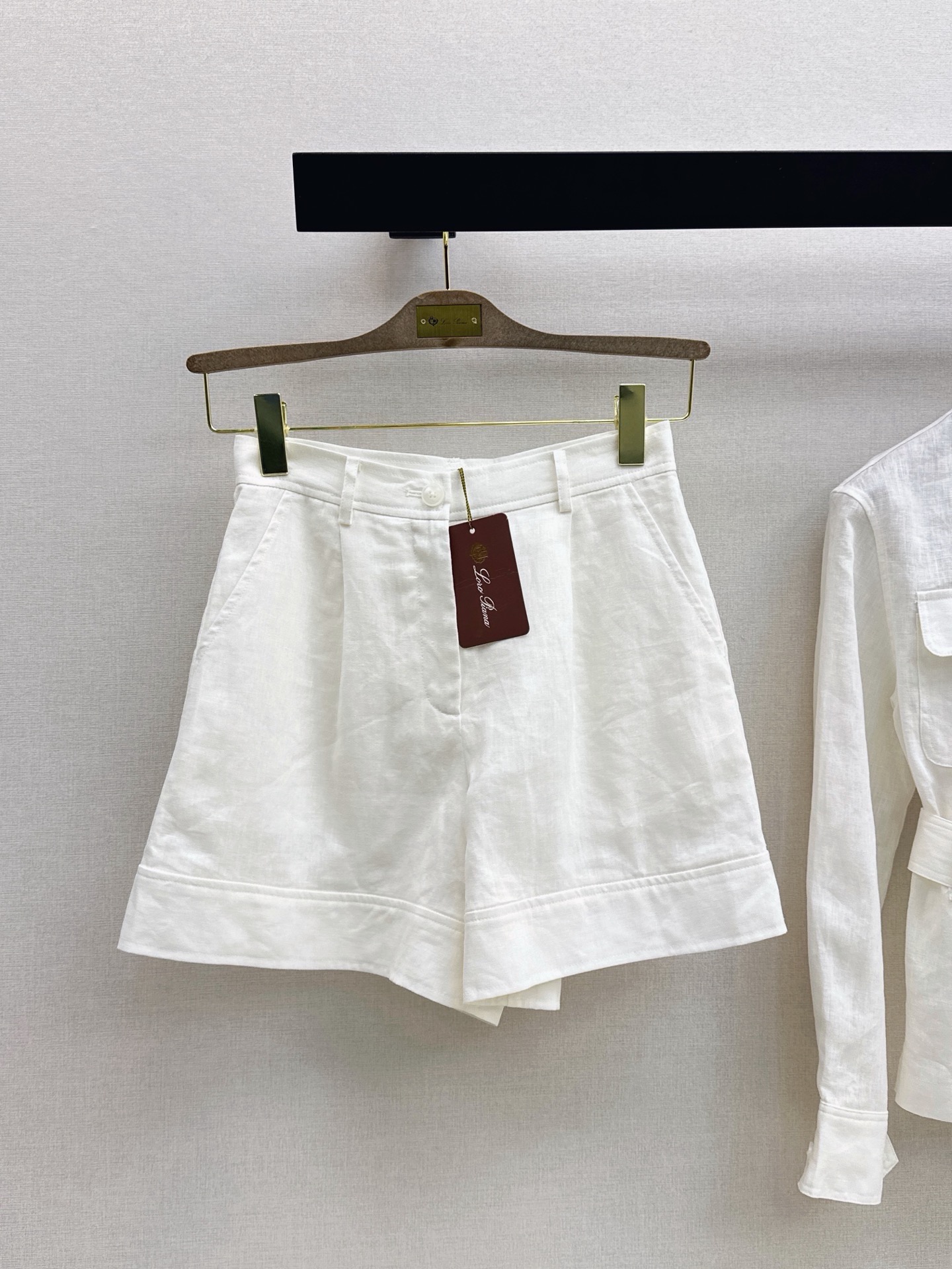 NO:946997,Fashionable old money LP 26Ss————The latest loose-fitting linen suit for spring and summer. Waisted lapel jacket + wide-leg shorts. Summer must-have. A look that can be used for vacation, leisure or commuting~ Minimalist and fashionable style. Made of linen fabric. The cut is just right. It can be controlled by any figure. Two colors are separated. sml,, loro piana, shorts, jackets & coats,19860909时髦老钱 LP 26Ss————春夏最新款松弛感穿搭亚麻套装收腰翻领外套+阔腿短裤 夏季必备 度假休闲或者通勤皆可的一套Look～ 极简又时髦的造型感 采用亚麻面料 版型剪裁恰到好处 不管什么身材都能够驾驭 两色分开发 sml,,loro piana,shorts,jackets & coats,,Women's clothing