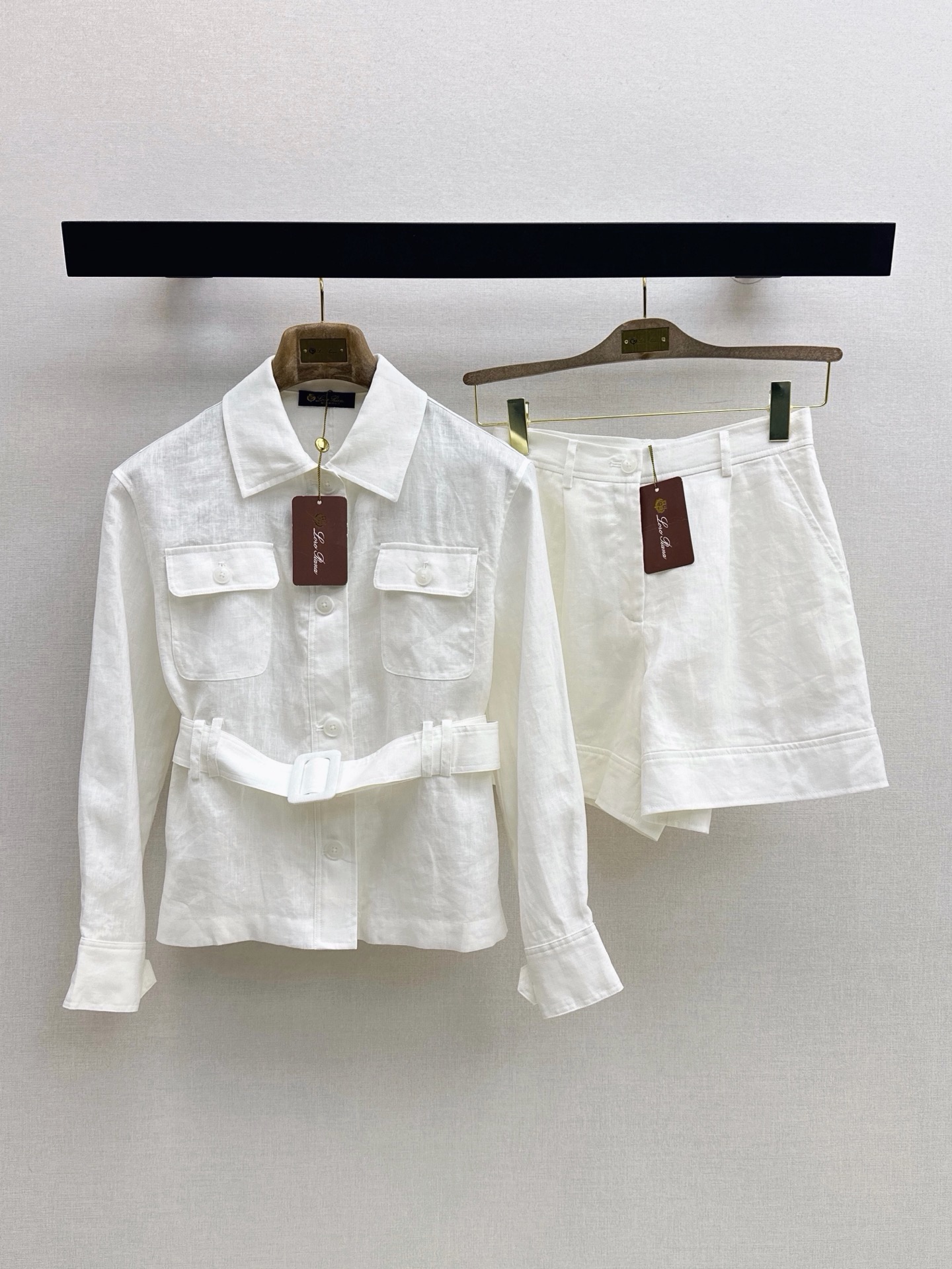 NO:946989,Fashionable old money LP 26Ss————The latest loose-fitting linen suit for spring and summer. Waisted lapel jacket + wide-leg shorts. Summer must-have. A look that can be used for vacation or commuting~ Minimalist and fashionable style. Made of linen fabric. The cut is just right. It can be controlled by any figure. Two-color separate sml jacket, loro piana, shorts, jackets & coats,19860909时髦老钱 LP 26Ss————春夏最新款松弛感穿搭亚麻套装收腰翻领外套+阔腿短裤 夏季必备 度假休闲或者通勤皆可的一套Look～ 极简又时髦的造型感 采用亚麻面料 版型剪裁恰到好处 不管什么身材都能够驾驭 两色分开发 sml 外套,,loro piana,shorts,jackets & coats,,Women's clothing