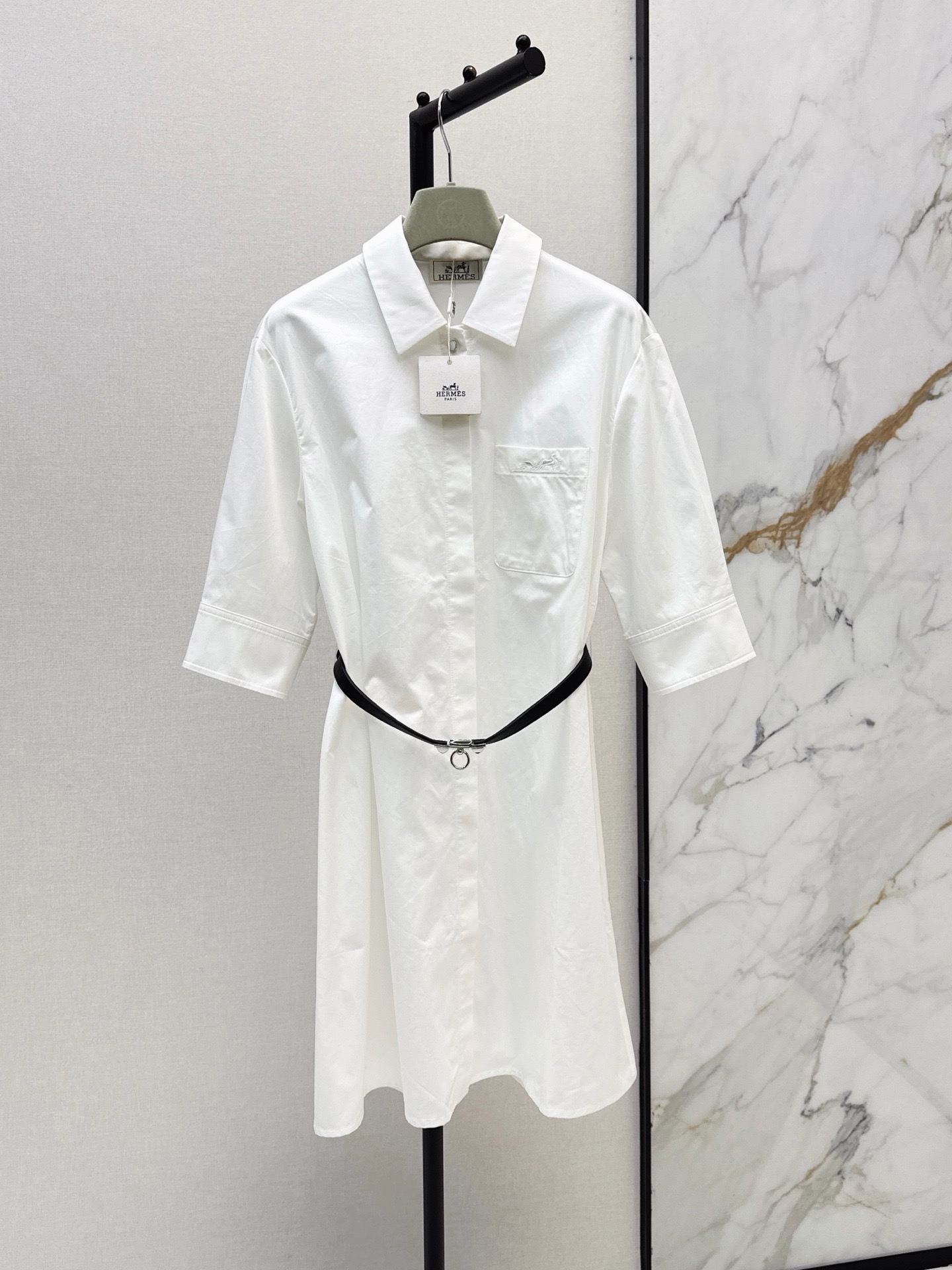 NO:946970,Old money and fashionable Her 26Ss————The latest minimalist mid-sleeve shirt dress for spring and summer, customized with high-quality poplin cotton fabric. The whole tailoring is superb. The waist belt is designed to tighten the waist. The upper body is huge and tall. It is OK for vacation or daily commuting. One-color sml, skirts, shirts,19860909老钱时髦 Her 26Ss————春夏最新款极简中袖衬衫式连衣裙定制高品质府绸棉面料 整个剪裁超棒 腰部腰带收腰设计 上身巨显高 度假或者日常通勤都OK 一色sml,,skirts,shirts,,Women's clothing