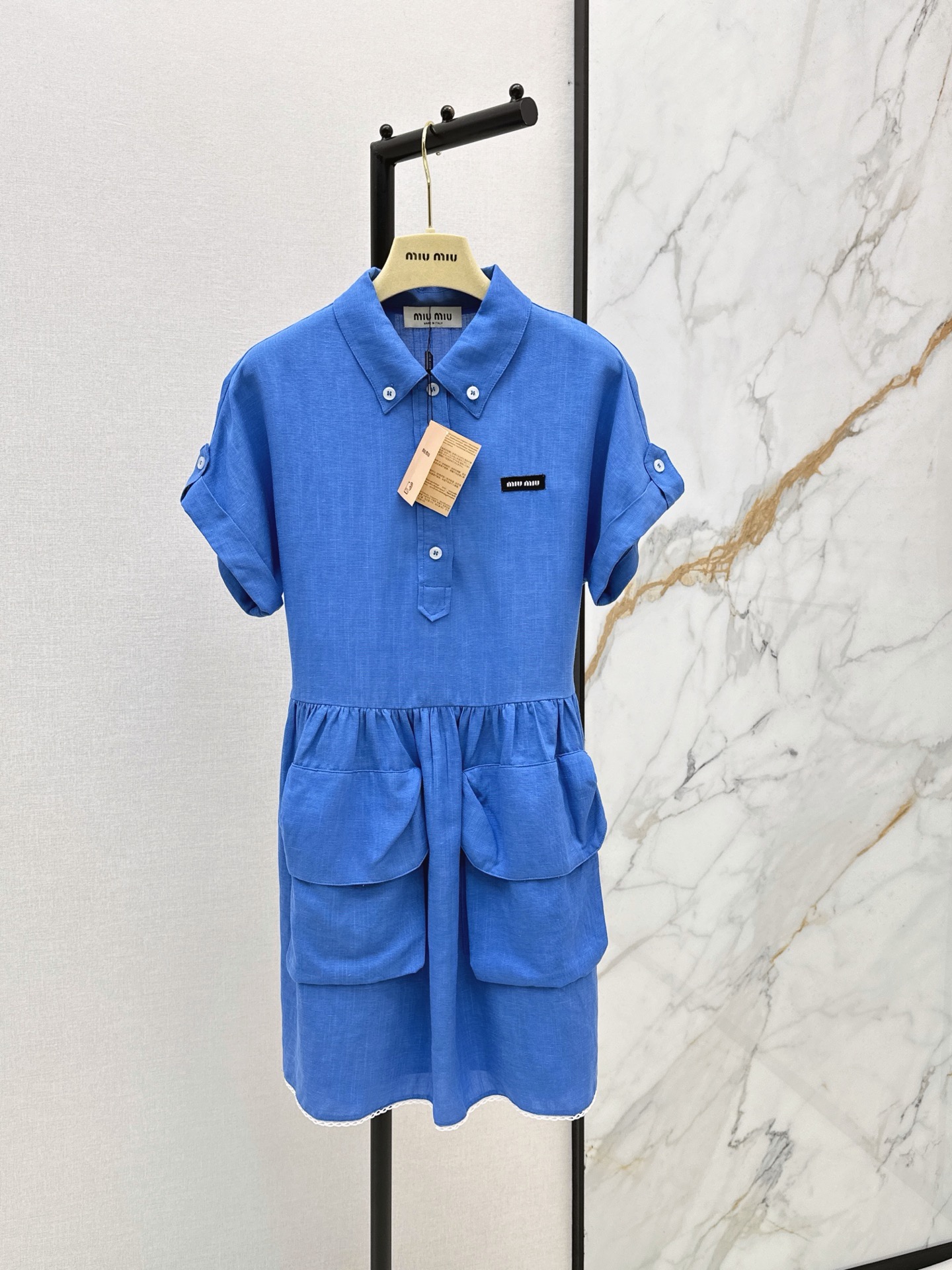 NO:946961,Miu 26Ss————The latest work pocket shirt dress for spring and summer. Fashionable and handsome for age reduction. Functional style work pockets are full of design. Sweet and salty girly style. Lysol linen blended fabric is very suitable for summer wear. The back waist is tied with waist and the puff skirt is very slim. It is energetic and reduces age. Miu style is full of fashion. Two-color sml,,miumiu,skirts,shirts,19860909Miu 26Ss————春夏最新款工装口袋衬衫式连衣裙 减龄时髦又帅气 机能风工装口袋设计感满满 可甜可盐气质少女风 来塞尔亚麻混纺面料很适合夏天穿搭 后腰系带收腰蓬蓬裙摆版型上身巨显瘦 元气减龄 缪系时髦感十足 两色sml,,miumiu,skirts,shirts,,Women's clothing