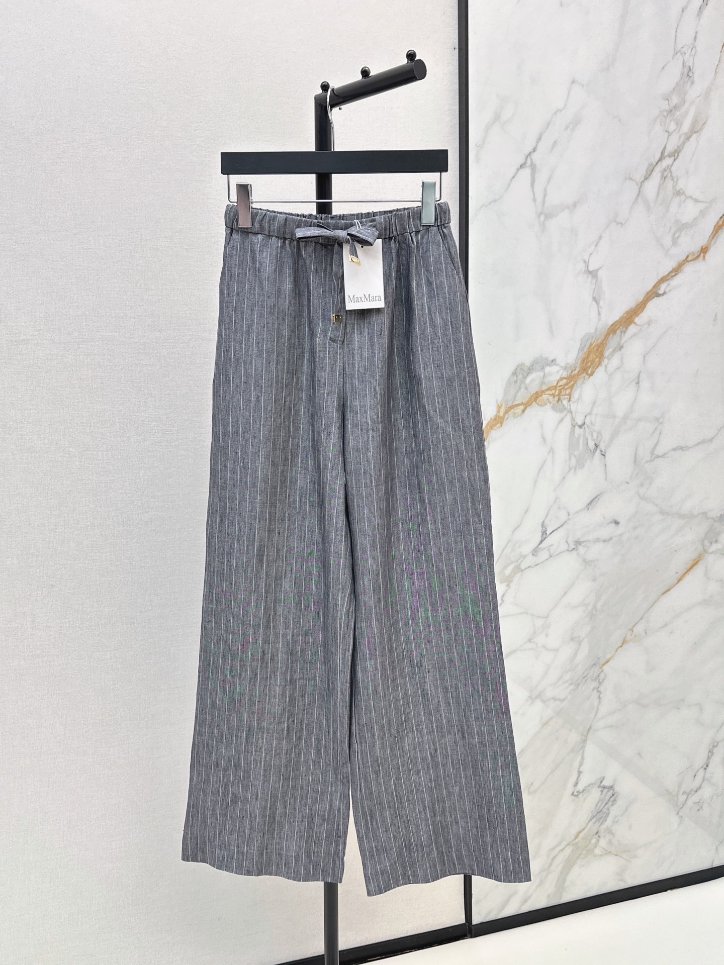 NO:946950,Max 26Ss, the latest style of custom-made linen striped casual trousers for spring and summer, classic drawstring elastic waist design, loose straight trousers, suitable for pear-shaped figures. Highly recommended for owning versatile items, casual and smart commuting items, one color sml,,19860909高级感老钱风穿搭 Max 26Ss————春夏最新款定制亚麻条纹休闲西裤经典抽绳松紧腰设计宽松直筒裤型 梨形身材的穿搭天菜 强烈推荐自留百搭单品 休闲 干练通勤单品 一色sml,,,Women's clothing