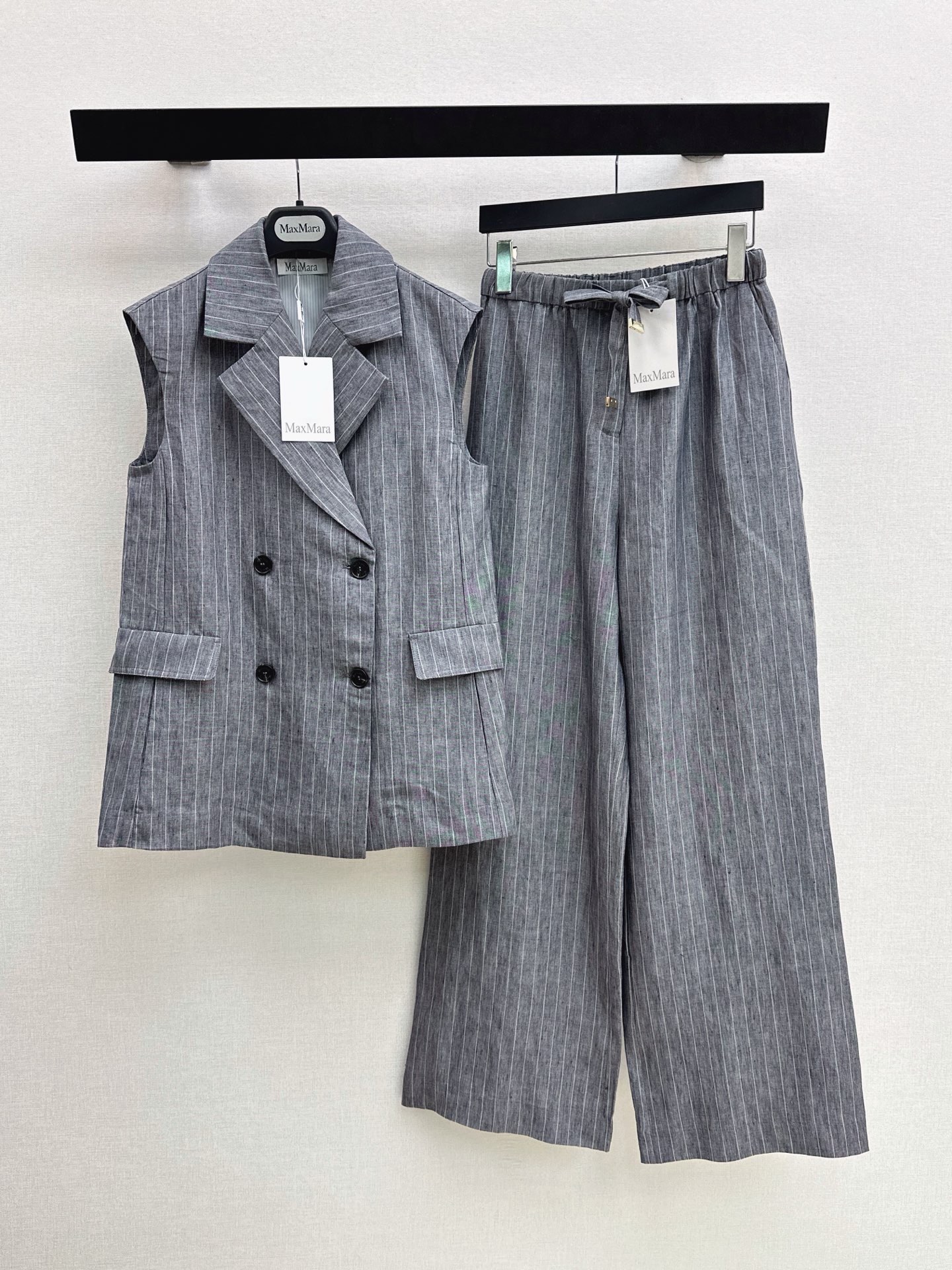 NO:946940,High-end old-money style outfit Max 26Ss————The latest striped linen suit and vest for spring and summer. Casual, capable and elegant high-end item. Double-breasted design, three-dimensional version, retro and accent. Custom-made yarn-dyed pinstripe linen fabric. One color sml,,business suit,19860909高级老钱风穿搭 Max 26Ss————春夏最新款条纹亚麻西装马甲休闲干练气质高级单品 双排扣设计立体版型复古有腔调 定制色织细条纹亚麻面料 一色sml,,business suit,,Women's clothing