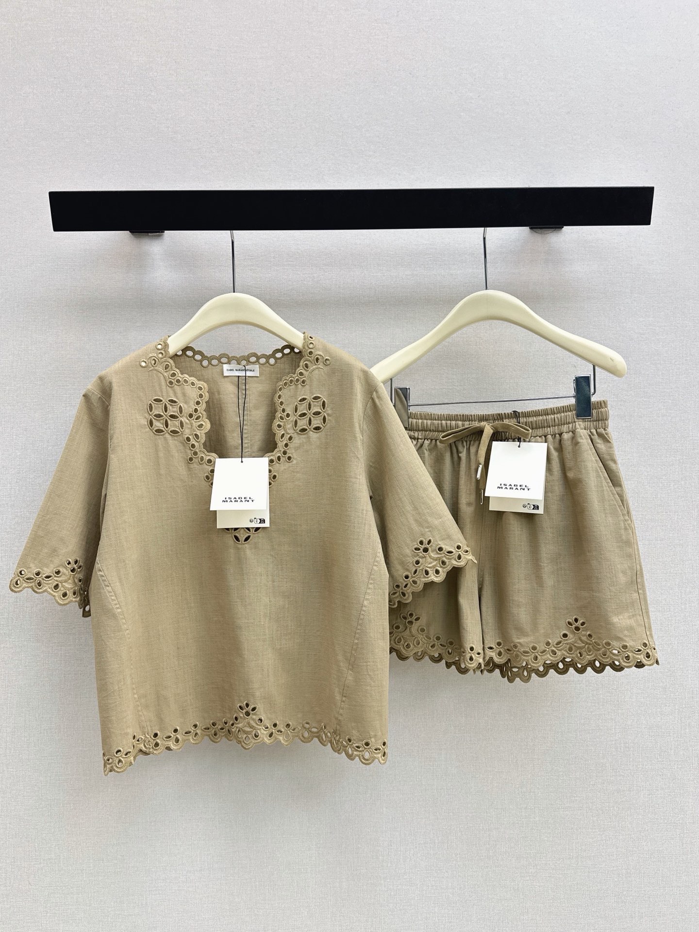 NO:946924,Fashionable design 26Ss——Latest linen embroidery suit for spring and summer. Embroidered lace V-neck top + elastic waist shorts. Breathable linen blended fabric with natural texture. It feels dry and skin-friendly. The upper body is light and draping. The top is loose with dropped shoulders and three-quarter trumpet sleeves. Versatile and not attractive to match with the shorts of the same series. The high-waist design optimizes the proportions. It hides the flesh and slims down. Overall French resort style. Perfectly suitable for the lazy atmosphere of spring and summer. Two colors are developed separately. sml  tops,,shorts,19860909时髦设计 26Ss————春夏最新款亚麻刺绣刺绣套装 刺绣花边V领上衣+松紧腰短裤 透气亚麻混纺面料自带天然肌理感 触感干爽亲肤 上身轻盈垂顺 上衣宽松落肩七分喇叭袖版型 百搭不挑人搭配同系列短裤 高腰设计优化比例 藏肉显瘦 整体法式度假风 完美适配春夏的慵懒氛围 两色分开发 sml 上衣,,shorts,,Women's clothing