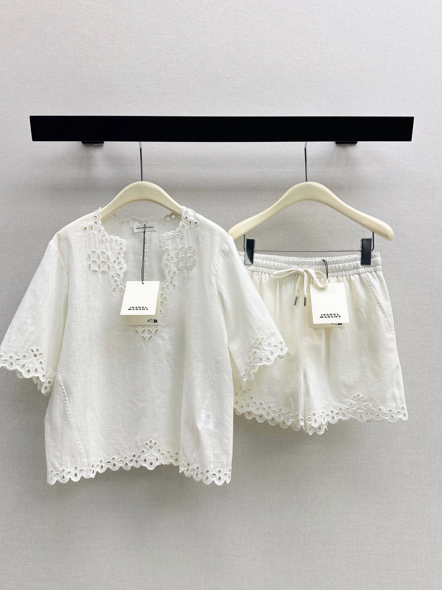 NO:946902,Fashion meter 26Ss——Latest spring and summer linen embroidery embroidery suit Embroidered lace V-neck top + elastic waist shorts Breathable linen blended fabric with natural texture It feels dry and skin-friendly The upper body is light and draping The top is loose and off-shoulder, three-quarter bell sleeves version Versatile and not flattering to match with the same series of shorts The high-waist design optimizes the proportions to hide the flesh and slim down the overall French resort style Perfectly suitable for the lazy atmosphere of spring and summer Two colors are developed separately sml  tops,,shorts,19860909时髦计 26Ss————春夏最新款亚麻刺绣刺绣套装 刺绣花边V领上衣+松紧腰短裤 透气亚麻混纺面料自带天然肌理感 触感干爽亲肤 上身轻盈垂顺 上衣宽松落肩七分喇叭袖版型 百搭不挑人搭配同系列短裤 高腰设计优化比例 藏肉显瘦 整体法式度假风 完美适配春夏的慵懒氛围 两色分开发 sml 上衣,,shorts,,Women's clothing