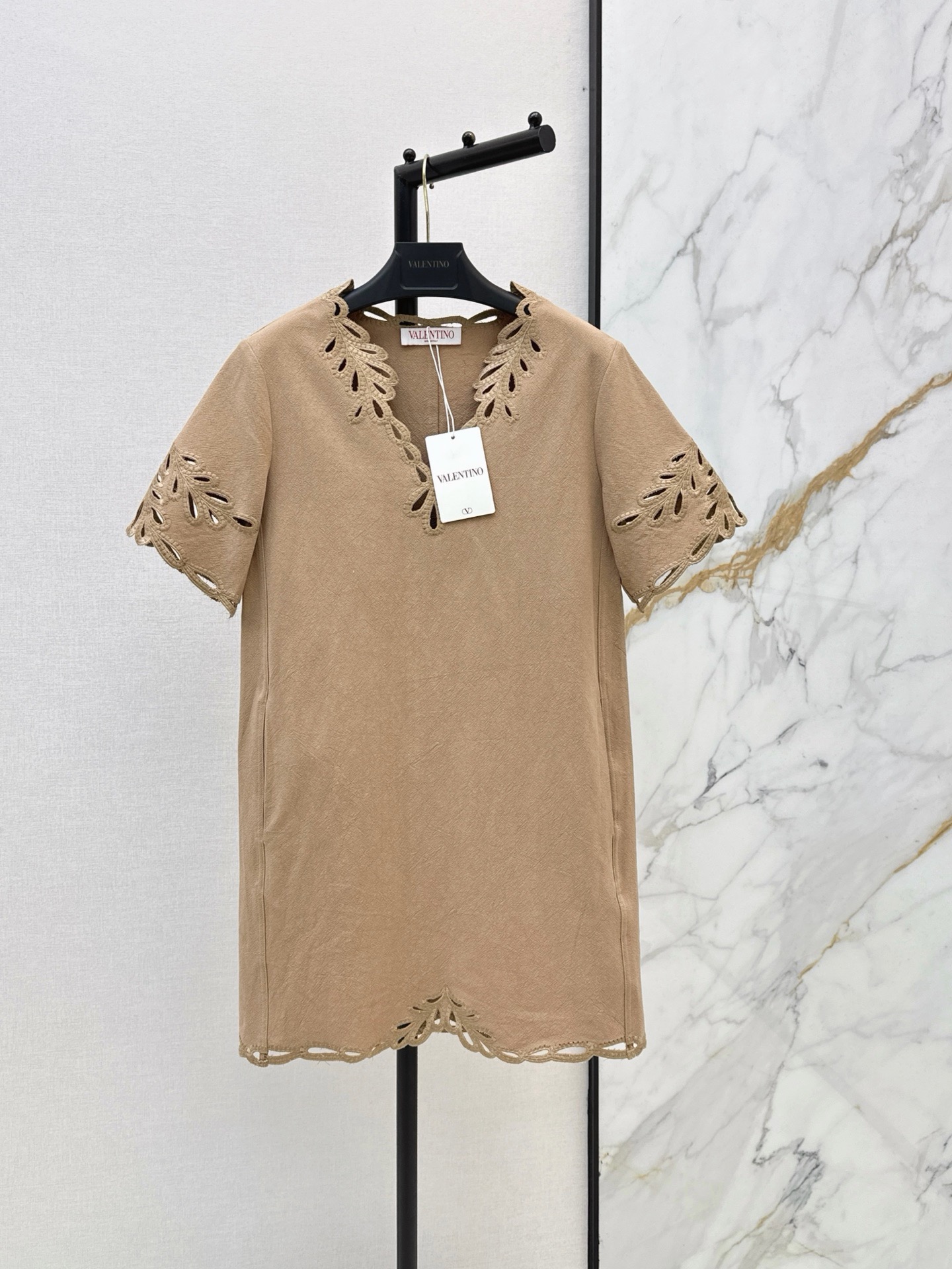 NO:946894,VLTN 26Ss————The latest spring and summer V-neck dress with heavy embroidery design is made of light linen fabric. It is breathable and not stuffy. It has a minimalist design. The lace embroidery on the collar, cuffs and hem is particularly beautiful. It has a sense of detail. Two-color sml,,skirts,19860909VLTN 26Ss———春夏最新款重磅刺绣设计V领连衣裙采用轻薄的亚麻面料 透气不闷热 极简设计感 领口袖口及下摆花边刺绣特别好看 很有细节感 两色sml,,skirts,,Women's clothing