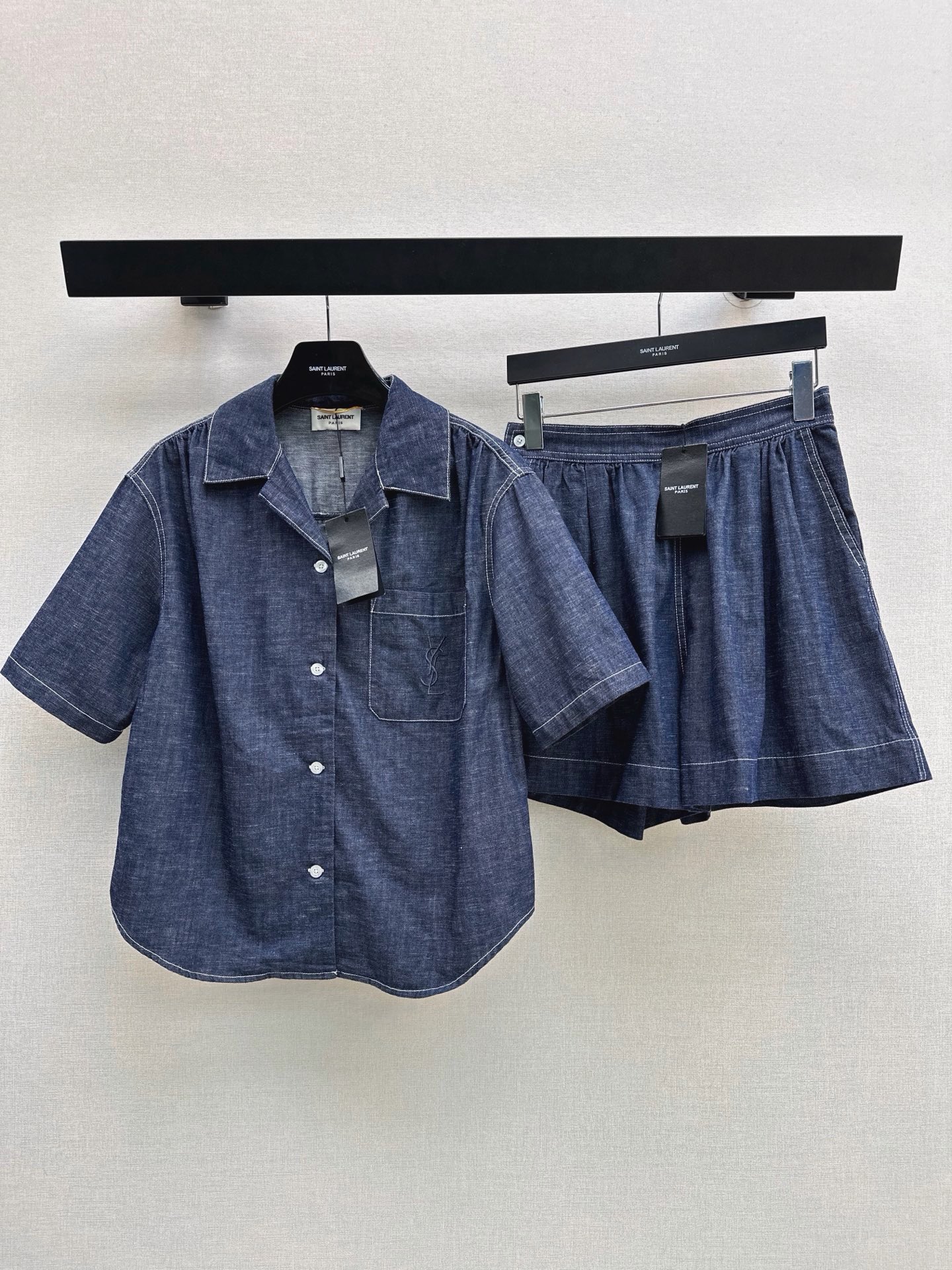 NO:946841,Shirts, shorts, a must-have suit for lazy people. SLP 26Ss————The latest letter embroidered denim suit for spring and summer. One click to go out without matching. Small V-neck top + pleated shorts. A super tall set. It can easily divide the body proportions. Very practical to wear. Contrasting color topstitch design. Fashionable look. Daily casual feeling. Get one color sml, loro piana, shorts, shirts,19860909衬衫 短裤懒人必备套装 SLP 26Ss————春夏最新款字母刺绣牛仔套装 一键出街无需搭配 小V领上衣+压褶短裤 超级显高的一套 轻松分割三七身材比例 很实穿 撞色明线设计 时髦感Look 日常休闲感Get 一色sml,,loro piana,shorts,shirts,,Women's clothing