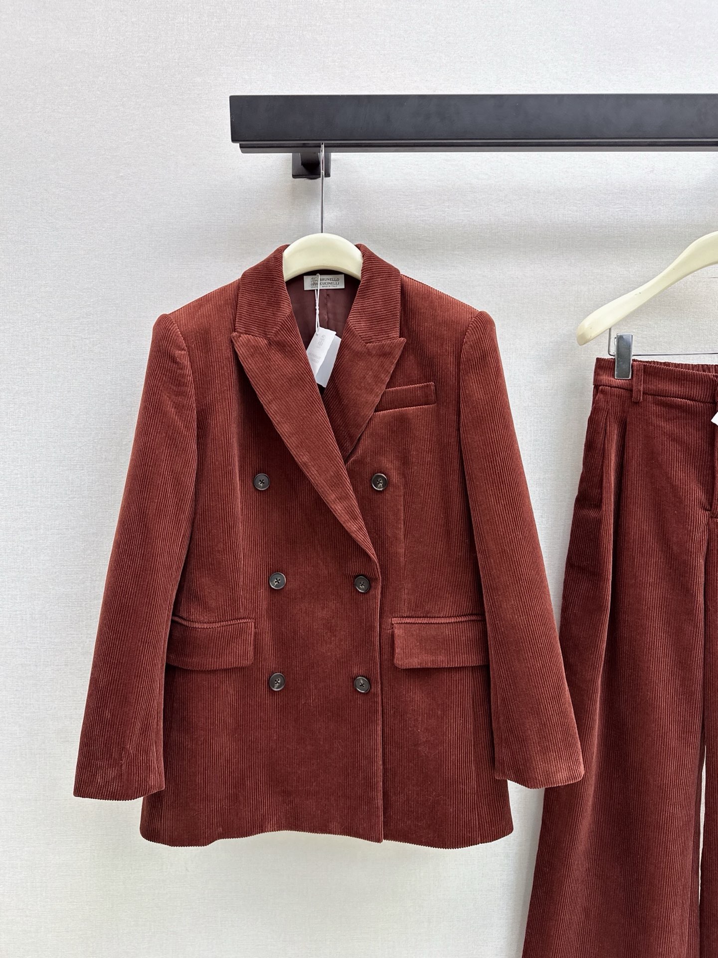 NO:946922,Winter ace match Bc 26Ss - the latest retro corduroy double-breasted suit jacket in autumn and winter. Warm retro corduroy is of course a must-have. It carries the winter atmosphere. It is a versatile king. Made of thickened corduroy fabric. Easy to control style tailoring. It can be paired with sweaters, sweatshirts and coats. It can be used in various occasions. One-color sml, hoodie, sweatshirts, jackets & coats, sweaters,19860909冬季王牌搭配 Bc 26Ss———秋冬最新款复古灯芯绒双排扣西服外套温暖复古的灯芯绒当然要入 冬季的氛围感扛把子 妥妥的百搭王者 采用加厚的灯芯绒面料 好驾驭的版型剪裁 搭配毛衣卫衣大衣都OK 应对各种场合 一色sml,,hoodie,sweatshirts,jackets & coats,sweaters,,Women's clothing