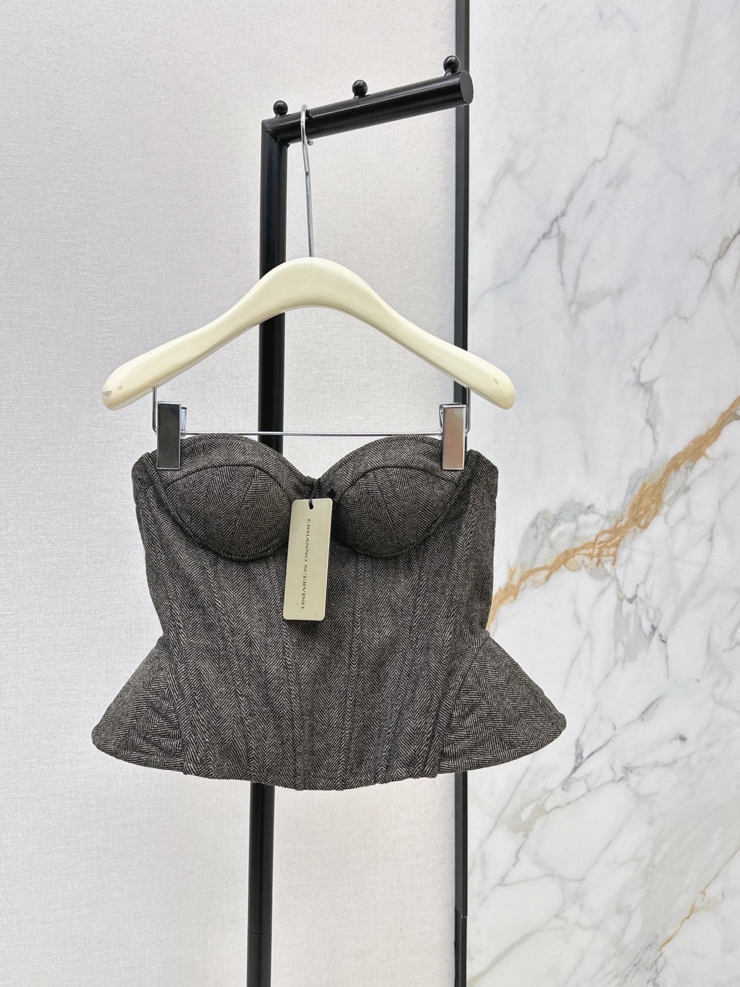NO:946913,Minimalist and high-intelligence outfit Es 26Ss————The latest early autumn fishbone tube top with three-dimensional fishbone waist design. Custom-made imported wool herringbone fabric has a wide and thick texture. The texture is great. Highly recommended as a classic and versatile item. The three-dimensional tailoring version makes the upper body slim and tall. Customized lining has delicate texture. Recommend a series of combinations. One color ready for sale sml,,19860909极简高智感穿搭 Es 26Ss————早秋最新款鱼骨抹胸上衣立体鱼骨收腰版型 定制进口羊毛人字纹面料质感挺阔厚实 质感超赞 强烈推荐经典百搭单品 立体剪裁版型上身显瘦又高挑 定制里衬质感细腻 推荐一系列搭配 一色现货发售sml,,,Women's clothing