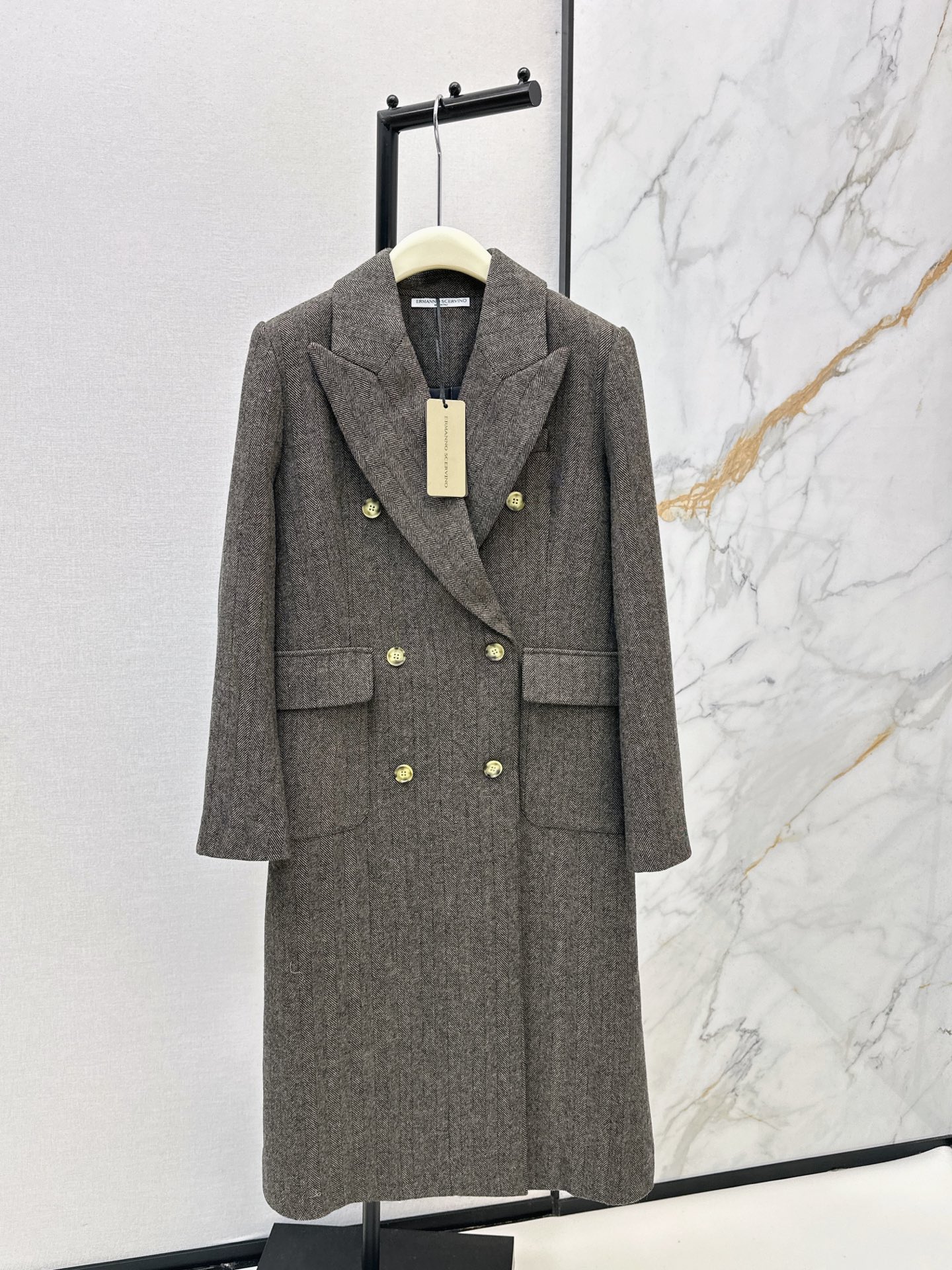 NO:946904,Minimalist and high-intellectual wear Es 26Ss————The latest chic and handsome high-end herringbone long coat in early autumn. Custom-made imported wool herringbone fabric. The texture is quite wide and thick. Highly recommended as a classic and versatile item. The three-dimensional tailoring version makes the upper body slim and tall. Customized striped lining has a delicate texture. Recommend a series of matching. One color ready for sale sml,,jackets & coats,19860909极简高智感穿搭 Es 26Ss————早秋最新款潇洒帅气的高级人字纹长款大衣外套定制进口羊毛人字纹面料 质感挺阔厚实 强烈推荐经典百搭单品 立体剪裁版型上身显瘦又高挑 定制条纹里衬质感细腻 推荐一系列搭配 一色现货发售sml,,jackets & coats,,Women's clothing