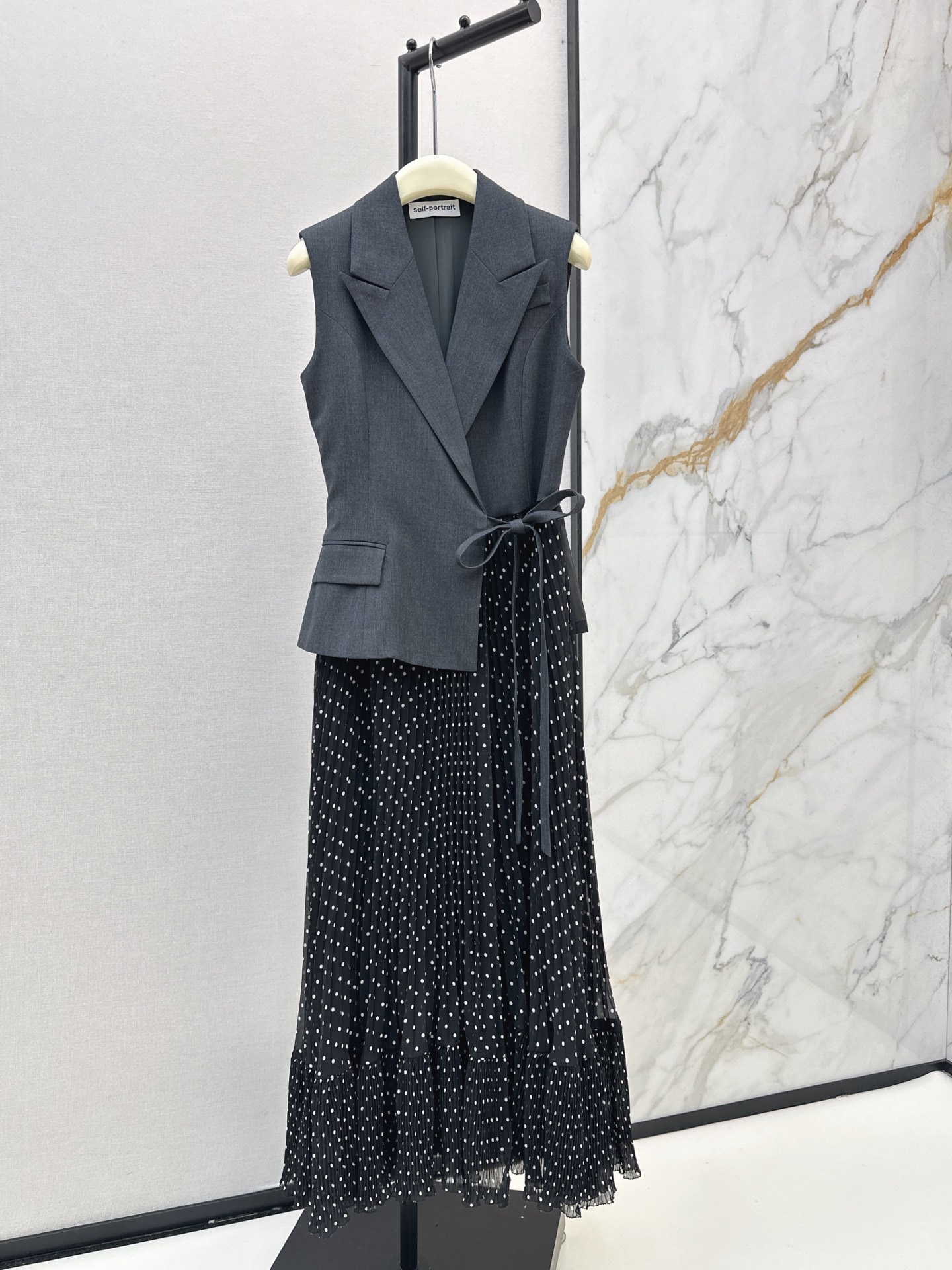 NO:946893,Liu Shishi's same style SP 26Ss - the latest spring and summer fake two-piece polka-dot splicing dress with upper suit vest + polka-dot mesh pleated skirt at the bottom. It is both smart and elegant. It is super comfortable to wear in summer. Black bottom with white polka dots. Retro slimming waistband to modify the waistline. The skirt is elegant and flexible. It can be easily controlled for commuting and dinner. One color sml,, skirts, business suit,19860909刘诗诗同款 SP 26Ss————春夏最新款假两件波点拼接连衣裙上身西装马甲+下身波点网纱百褶裙 干练优雅兼具 夏天穿超舒服 黑色底配白色波点 复古显瘦收腰绑带修饰腰线 裙摆飘逸灵动 通勤 晚宴都能轻松驾驭 一色sml,,skirts,business suit,,Women's clothing
