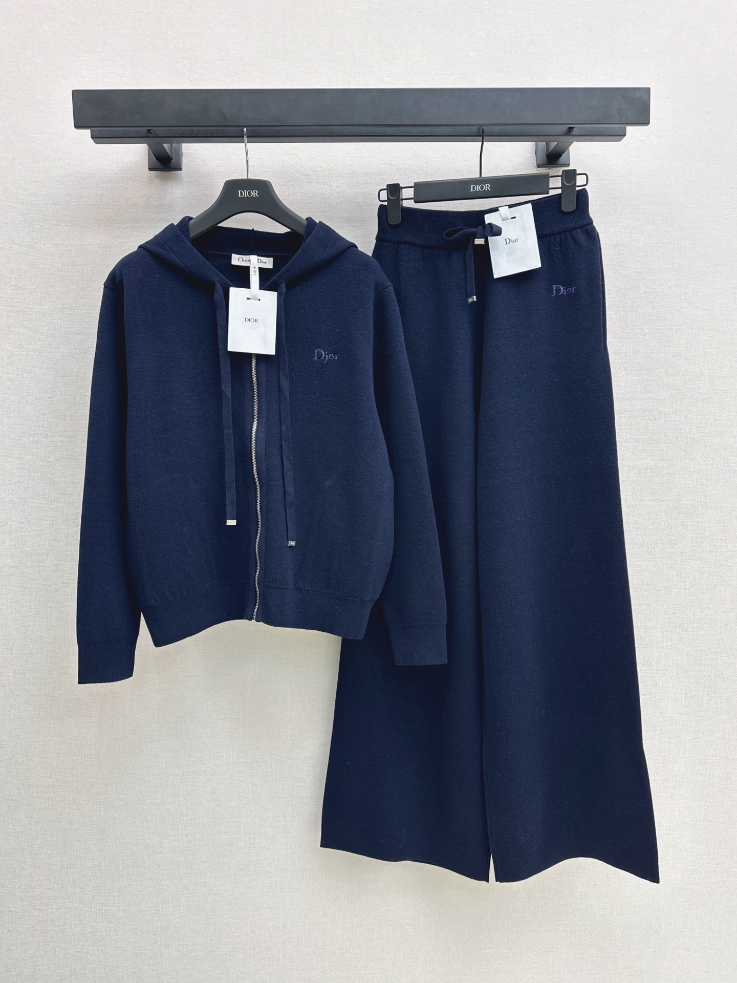NO:946872,CD 26Ss————The latest navy blue logo embroidered hooded wool jacket in autumn and winter imported 16-needle craftsmanship. The quality of imported wool yarn is superb. Bai Fumei must buy. Swiss woven one-piece craftsmanship. Luxurious high-end single product. Classic and versatile version, elegant temperament and age-reducing girlish style. Recommended to match one color sml,,jackets & coats,hats,19860909CD 26Ss————秋冬最新款海军蓝logo刺绣连帽羊毛外套进口16针工艺 进口羊毛纱线质量超赞 白富美必入 瑞士机织一片式工艺 奢华高级单品 经典百搭版型气质优雅减龄少女风 推荐一套搭配 一色sml,,jackets & coats,hats,,Women's clothing
