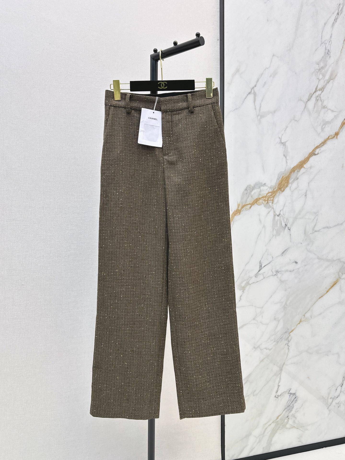 NO:946851,The same style as the catwalk C Home 26Ss - the latest retro woven wool trousers in early autumn with custom logo hemming and waist patch technology. Medium and high waist three-dimensional straight pants. The upper body looks thin and tall. Imported custom-made yarn-dyed wool fabric. Very wide and great texture. Recommended to match one color sml,,chanel,19860909走秀同款 C家 26Ss————早秋最新款复古编织羊毛西裤定制logo包边腰贴工艺 中高腰立体直筒裤型 上身显瘦又高挑 进口定制色织羊毛面料 挺阔质感超赞 推荐一套搭配 一色sml,,chanel,,Women's clothing
