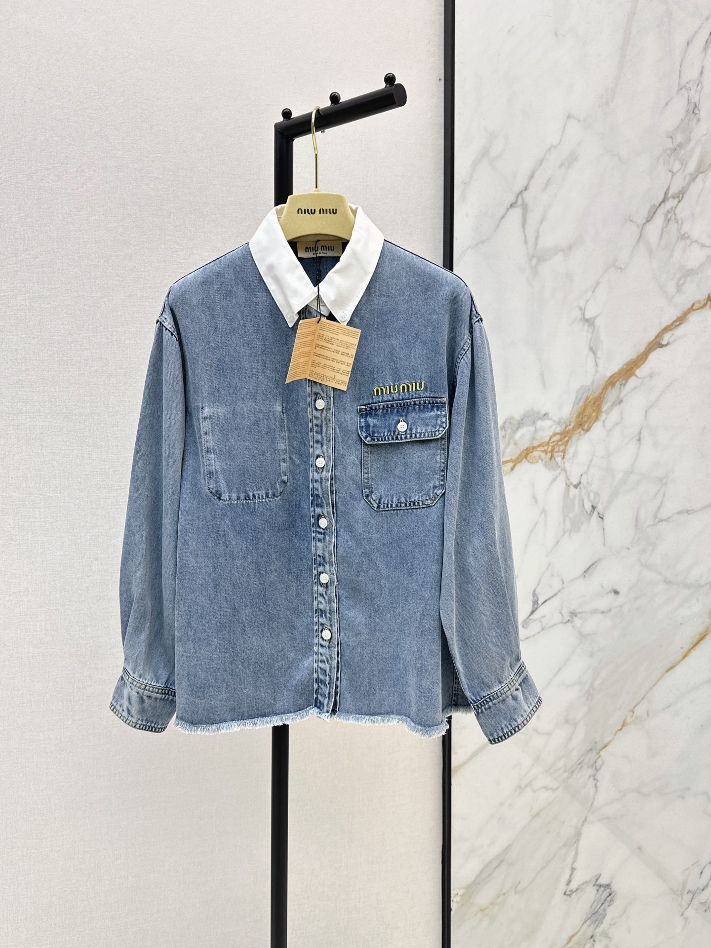 NO:946930,Miu 26Ss - the latest early autumn denim shirt with embroidered letter logo and contrasting color lapel. Customized denim fabric with retro wash color. A whole fashionable look~ Different outfits can bring out different styles. Fashionable and textured, you can also be young and playful, handsome and dashing. The overall silhouette is clean and neat. It can be paired with pants and skirts. One color sml,,miumiu,skirts,shirts,19860909Miu 26Ss———早秋最新款字母logo绣花撞色翻领牛仔衬衫 定制牛仔面料搭配复古洗水色系 一整个时髦Look～ 不同的穿搭可以穿出不同的风格 时髦率性有质感 也可以年轻俏皮 帅气飒爽 整体廓形干净利落 搭配裤子半裙都OK 一色sml,,miumiu,skirts,shirts,,Women's clothing