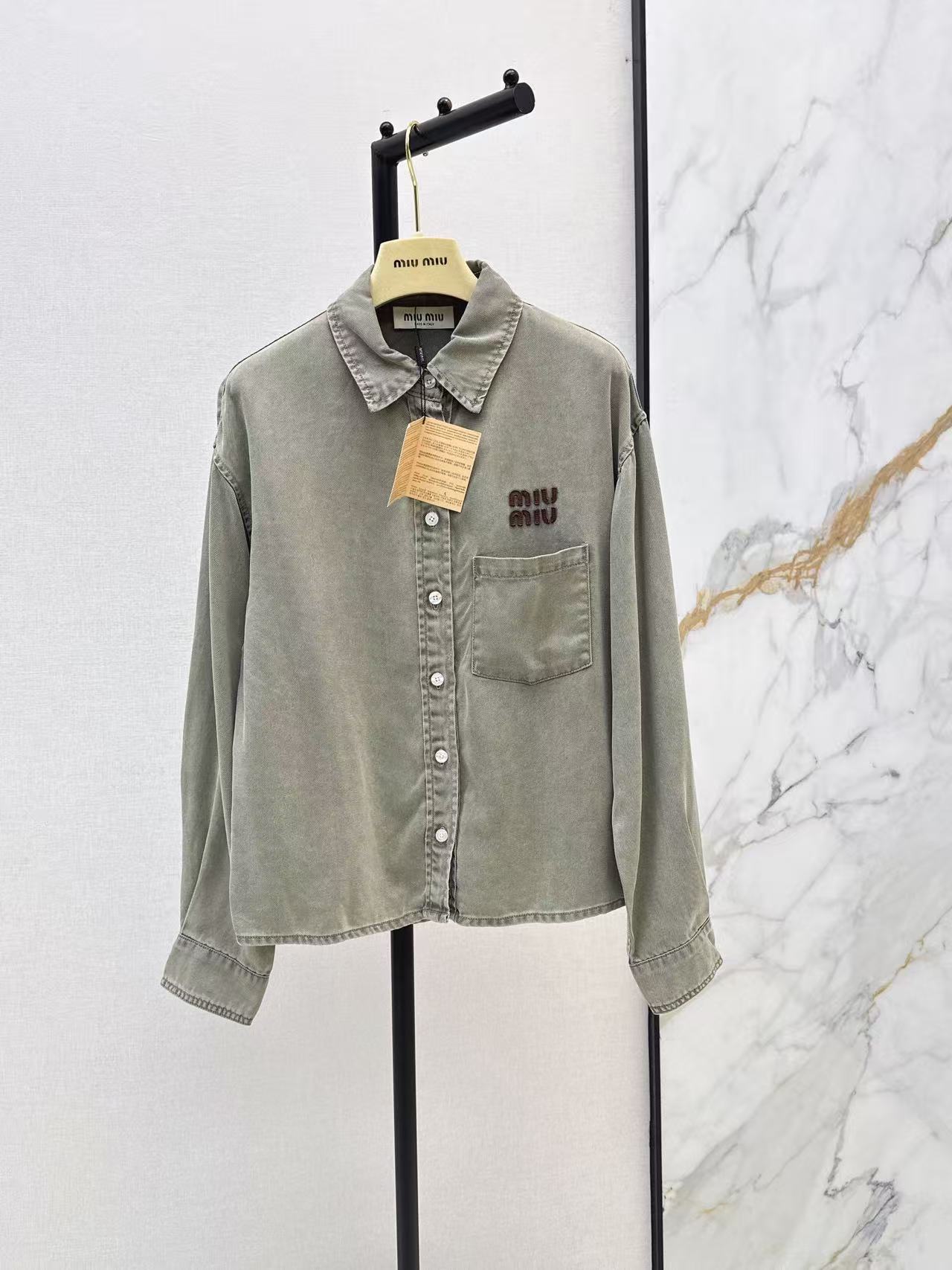 NO:946920,Miu 26Ss - the latest early autumn letter logo contrasting embroidered denim shirt. Customized denim fabric with retro wash color. A whole fashionable look~ Different outfits can bring out different styles. Fashionable and textured, you can also be young and playful, handsome and dashing. The overall silhouette is clean and neat. It can be paired with pants and skirts. One color sml,, miumiu, skirts, shirts,19860909Miu 26Ss———早秋最新款字母logo撞色绣花牛仔衬衫 定制牛仔面料搭配复古洗水色系 一整个时髦Look～ 不同的穿搭可以穿出不同的风格 时髦率性有质感 也可以年轻俏皮 帅气飒爽 整体廓形干净利落 搭配裤子半裙都OK 一色sml,,miumiu,skirts,shirts,,Women's clothing