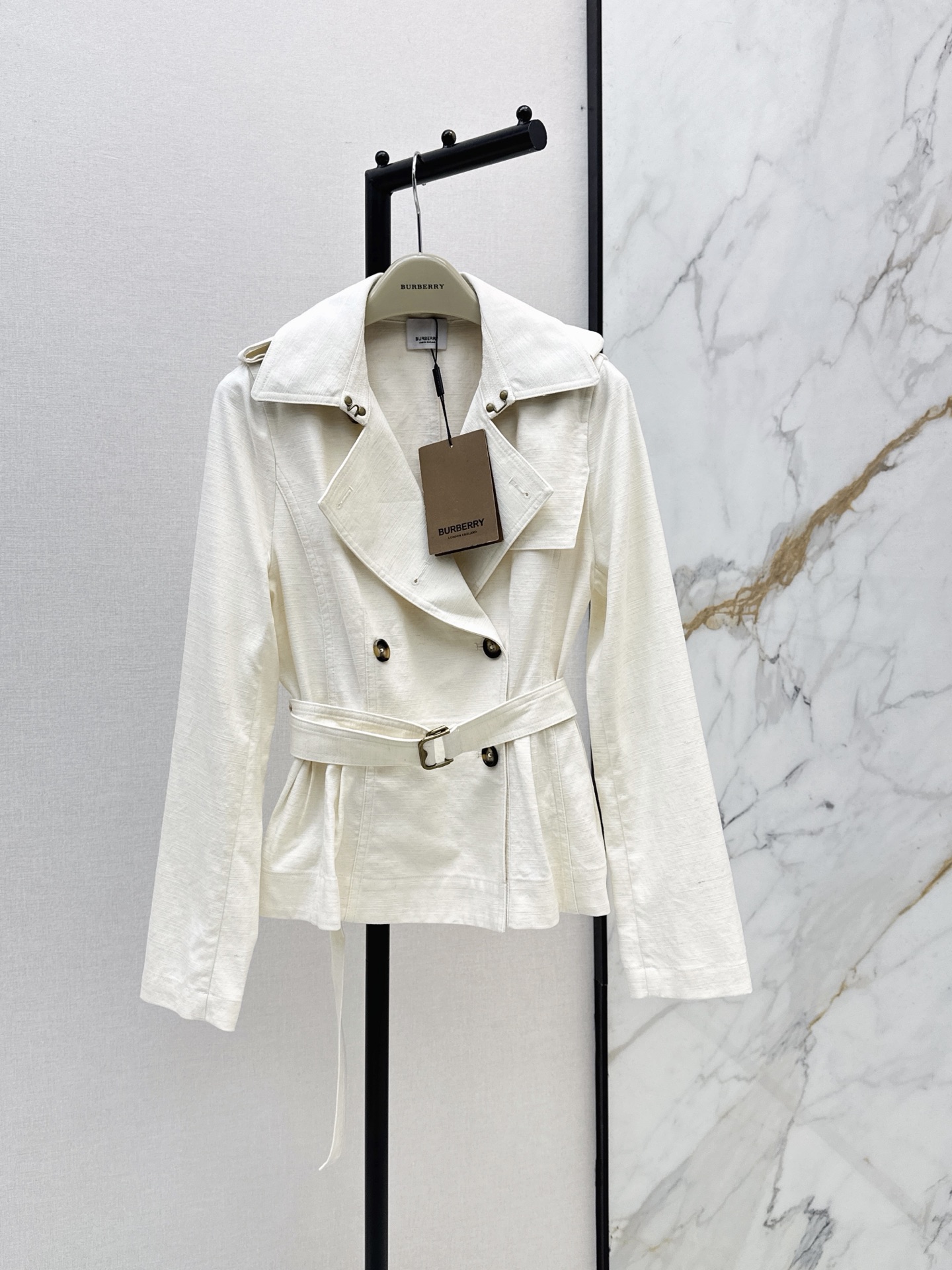 NO:946912,Recommended single item: Bur 26Ss - the latest autumn and winter style with pleated skirt, short double-breasted windbreaker, classic lapel, double-breasted pockets, three-dimensional tailoring + lotus leaf hem. The upper body is slim and stunning. It is made of high-quality windbreaker cotton fabric. It feels very stiff. It is matched with the original fabric belt. The new season plaid lining is integrated into the raglan sleeve design. The details are very good. One color is available for sale sml,, burberry, skirts,19860909爆单款推荐 Bur 26Ss————秋冬最新款压褶裙摆短款双排扣风衣经典翻领双排扣口袋立体剪裁版型+荷叶下摆 上身显瘦绝绝子 选用高品质风衣棉质面料 挺括感很好 搭配本布腰带 新季格纹内衬 融入插肩袖设计 细节很加分 一色现货发售sml,,burberry,skirts,,Women's clothing