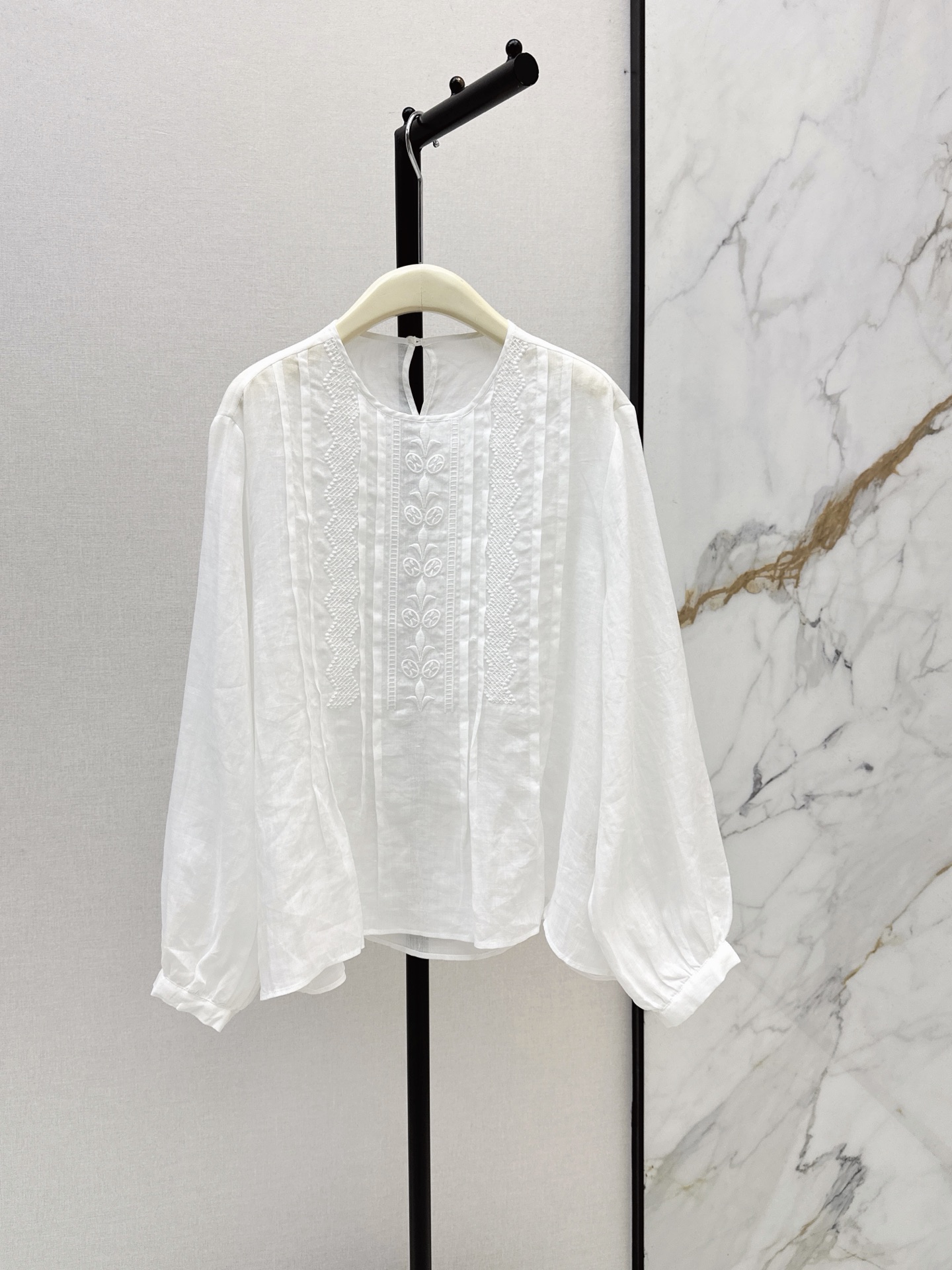NO:948626,Fashionable design 26Ss————The latest early autumn ramie embroidered long-sleeved shirt is made of natural ramie fabric. It has its own breathable and slightly transparent texture. The round neck is simple and soft. The front of the body is made of heavy three-dimensional floral embroidery. It is matched with wavy hollow lace and vertical pleats. The layers are exquisite and retro. The lantern long sleeves gather the cuffs. The loose A-line hem hides the flesh and looks slimmer. Tolerant and friendly to all body shapes. The details show gentleness. Three-color smlxl, shirts,19860909时髦设计 26Ss————早秋最新款苎麻刺绣长袖衬衫采用天然苎麻面料 自带透气微透肌理 圆领简约柔和 衣身正面做重工立体花卉刺绣 搭配波浪镂空蕾丝与竖向压褶 层次精致复古 灯笼长袖收束袖口 宽松A字衣摆藏肉显瘦 对各类身形包容友好 细节尽显温柔 三色smlxl,,shirts,,Women's clothing