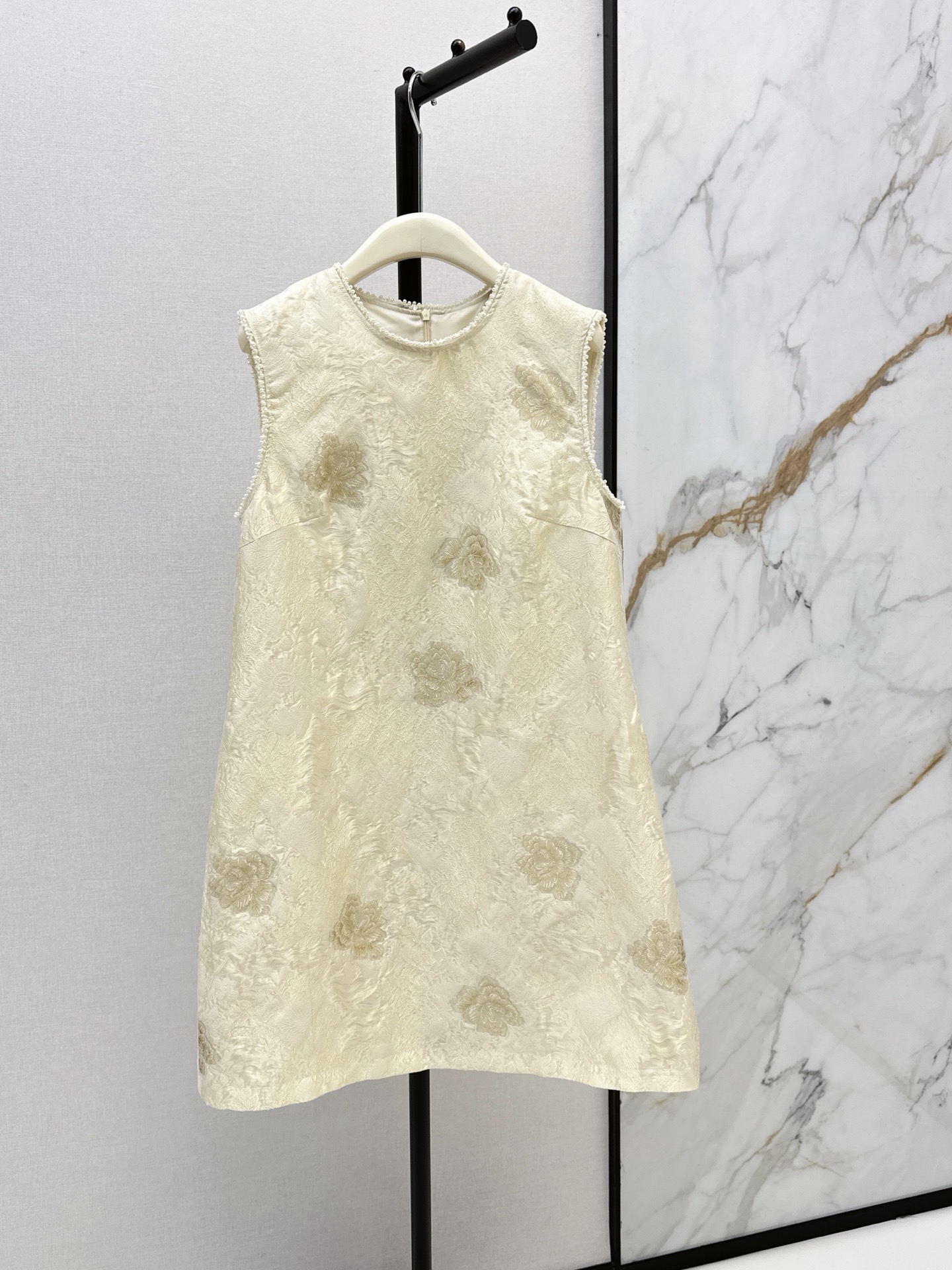 NO:948601,Fashionable design 26Ss————Early autumn latest new Chinese style embossed jacquard sleeveless vest dress Tencel blended polyester fabric comes with three-dimensional embossed jacquard texture, delicate and soft luster, high-end texture, round neck and armholes are evenly edged with bead chains, loose A-line short version, not picky about body shape, neat and slim, suitable for daily dates, full of national style atmosphere, three-color smlxl,,skirts,19860909时髦设计 26Ss————早秋最新款新中式浮雕提花无袖背心裙天丝混纺聚酯面料 自带立体浮雕提花纹理 光泽细腻柔和 质感高级 圆领与袖笼均珠链包边 宽松A字短款版型 不挑身材 利落显瘦 约会日常都合适 国风氛围感拉满 三色smlxl,,skirts,,Women's clothing