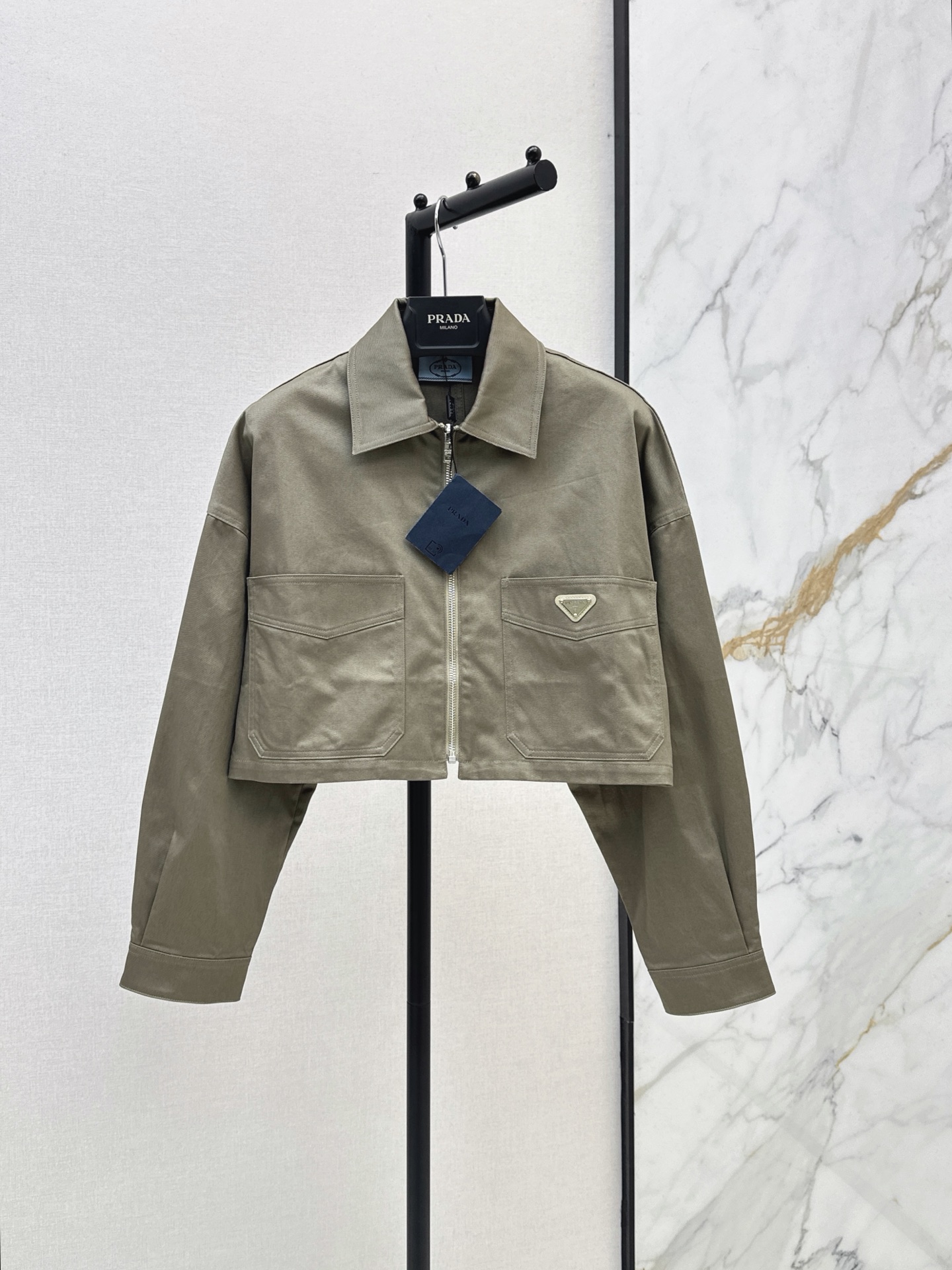 NO:948532,PD 26Ss————The latest short work jacket for early autumn is made of cotton blended fabric. Neat zipper closure design. Double pockets are practical and stylish. The metal triangle logo on the pocket is fully recognizable. The dropped shoulders and loose version accommodate all body shapes. The short tailoring raises the waistline. Suitable for single wear with layered dresses and trousers. It creates a casual and advanced light work style for daily commuting. One color sml,,skirts,jackets & coats,jackets & coats,19860909PD 26Ss————早秋最新款短款工装夹克外套采用棉质混纺面料 利落拉链开合设计 双口袋实用有型 口袋金属三角logo辨识度拉满 落肩宽松版型包容各种身形 短款剪裁拉高腰线 单穿叠搭连衣裙 长裤都适配 日常通勤打造随性高级的轻工装风 一色sml,,skirts,jackets & coats,jackets & coats,,Women's clothing