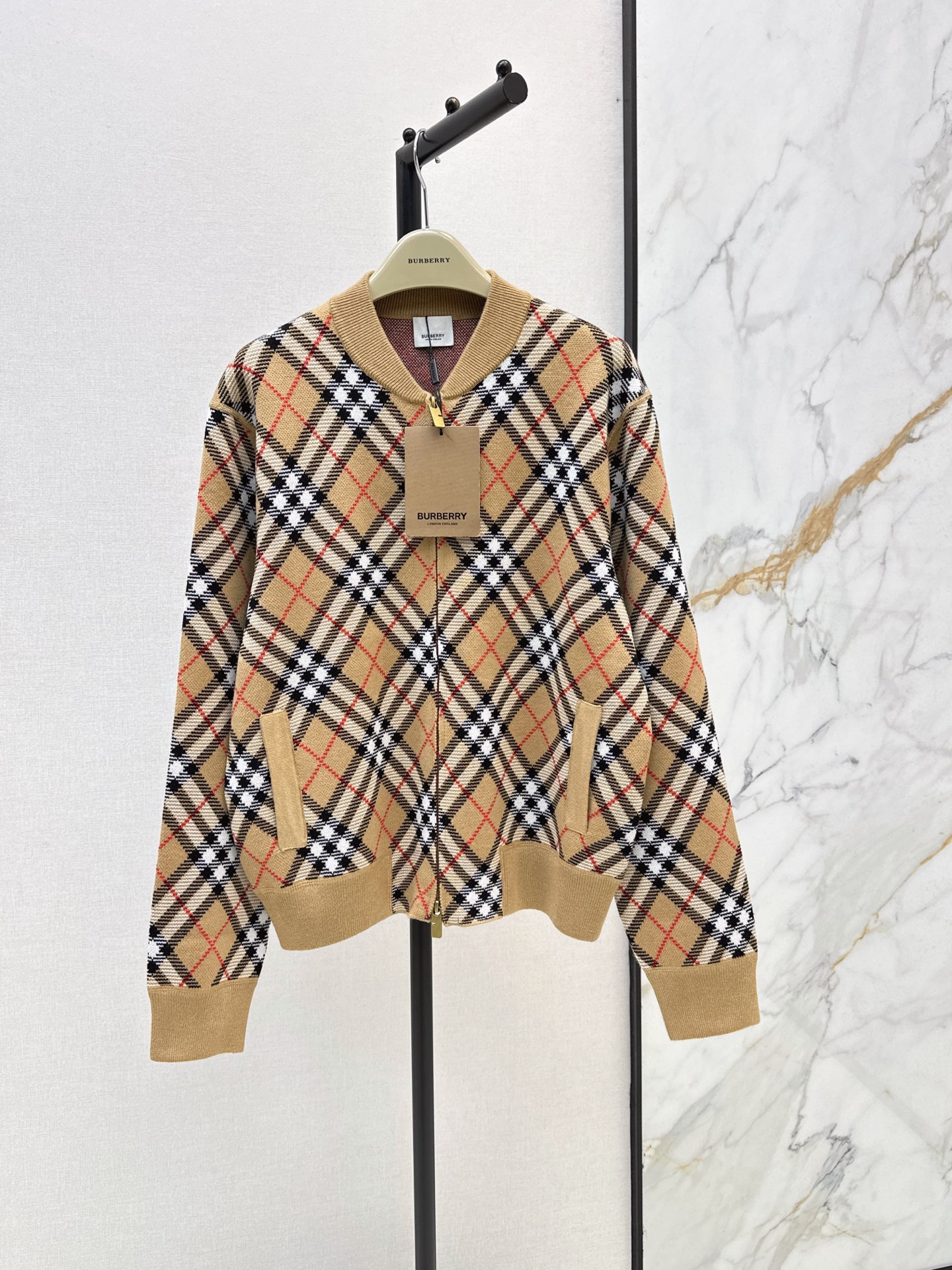 NO:948472,Bur 26Ss————The latest plaid stand-collar knitted cardigan in early autumn is made of soft knitted fabric. It is comfortable and breathable. It is very suitable for spring and autumn. It is full of retro British style. It can be easily used in commuting and dating. Two colors sml,, burberry,19860909Bur 26Ss————早秋最新款格纹立领针织开衫柔软针织面料 舒适透气 春秋季节超适合 复古英伦风满满 随身版型轻松遮肉显瘦 通勤约会日常都能轻松驾驭 两色sml,,burberry,,Women's clothing