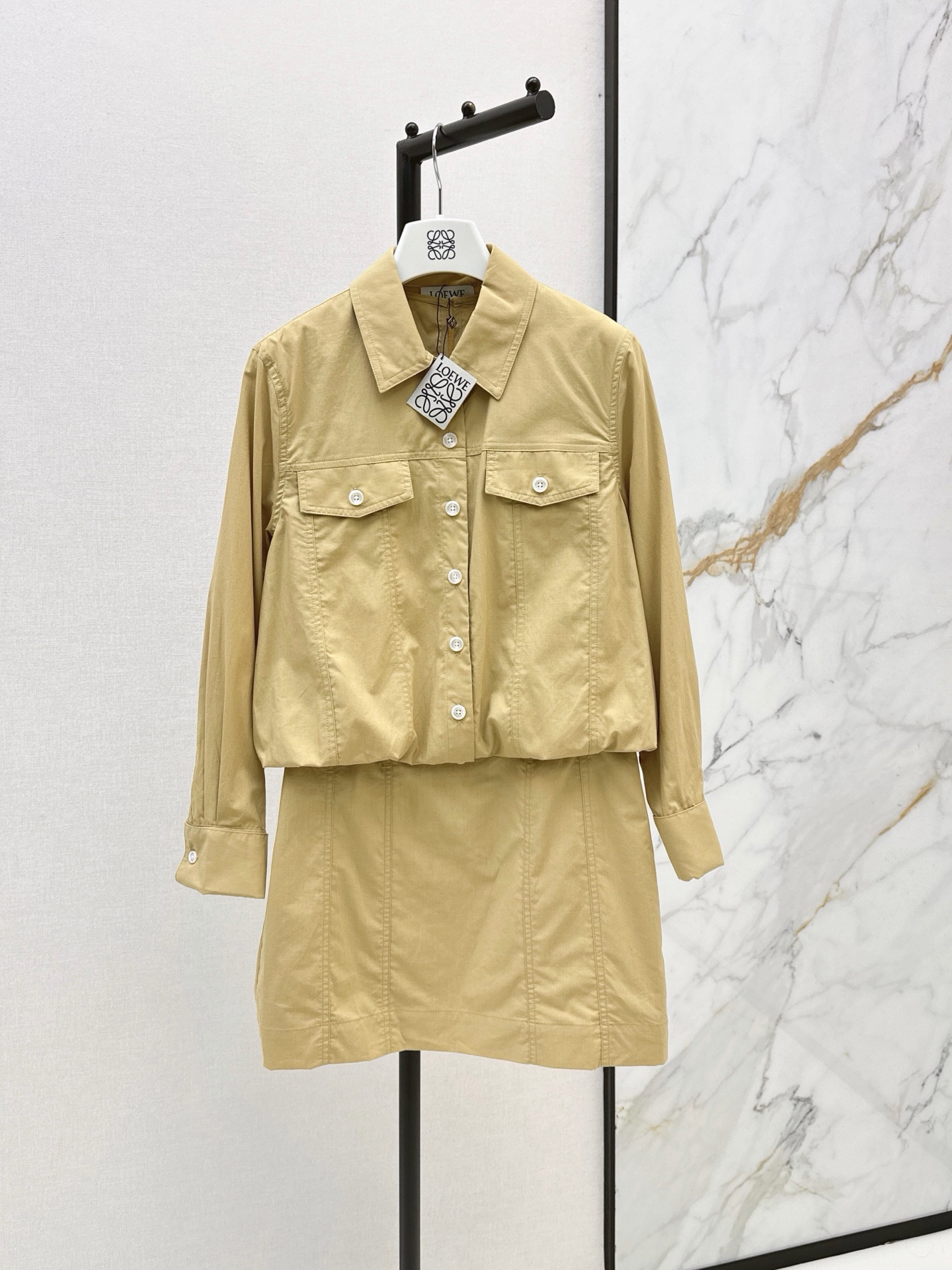 NO:948436,Fashionable and exquisite outfit Loe 26Ss——the latest fake two-piece design shirt dress for early autumn combines traditional workwear elements with the iconic minimalist aesthetics. It is low-key and ingenious. The version is versatile and fashionable, casual and neat. Two-color sml,,loewe,skirts,shirts,19860909时髦精穿搭 Loe 26Ss———早秋最新款假两件设计衬衫连衣裙将传统工装元素与标志性的极简美学融合 低调有巧思 版型不挑人百搭又时髦 休闲利落 两色sml,,loewe,skirts,shirts,,Women's clothing