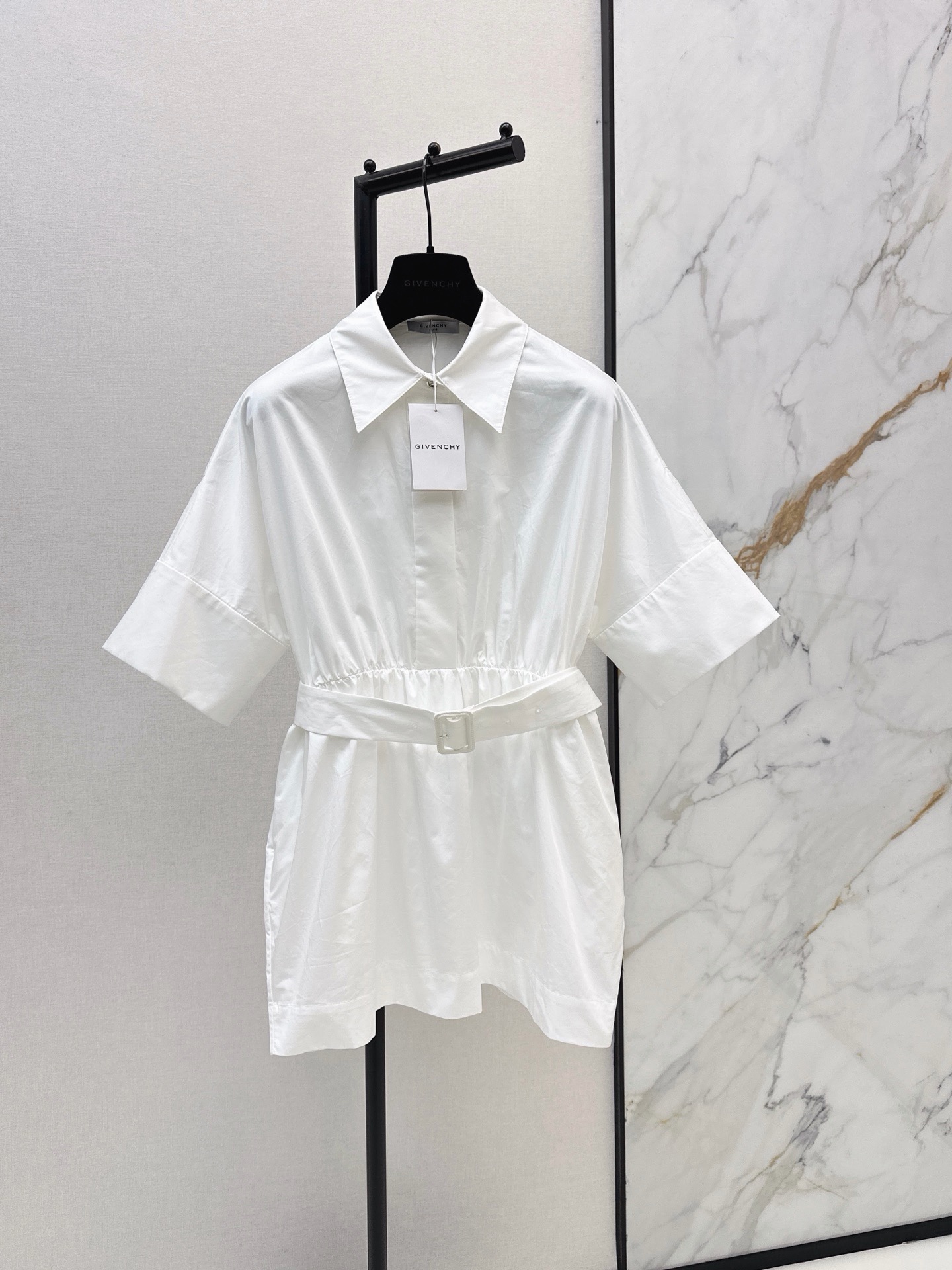 NO:948543,Giv ~ 26Ss————The latest spring and summer waist-cinching shirt dress with off-shoulder three-quarter sleeves + shawl-style back design. The waist tie highlights the waistline. The silhouette of the umbrella skirt is elegant and capable. 100% high-count cotton material. Breathable and comfortable. One color sml,,skirts,shirts,shawls,19860909Giv ～ 26Ss————春夏最新款收腰衬衫式连衣裙落肩七分袖+披肩式后背设计 腰间系带超显腰线 伞裙廓形优雅又干练 百分百高支棉材质 透气舒适 一色sml,,skirts,shirts,shawls,,Women's clothing
