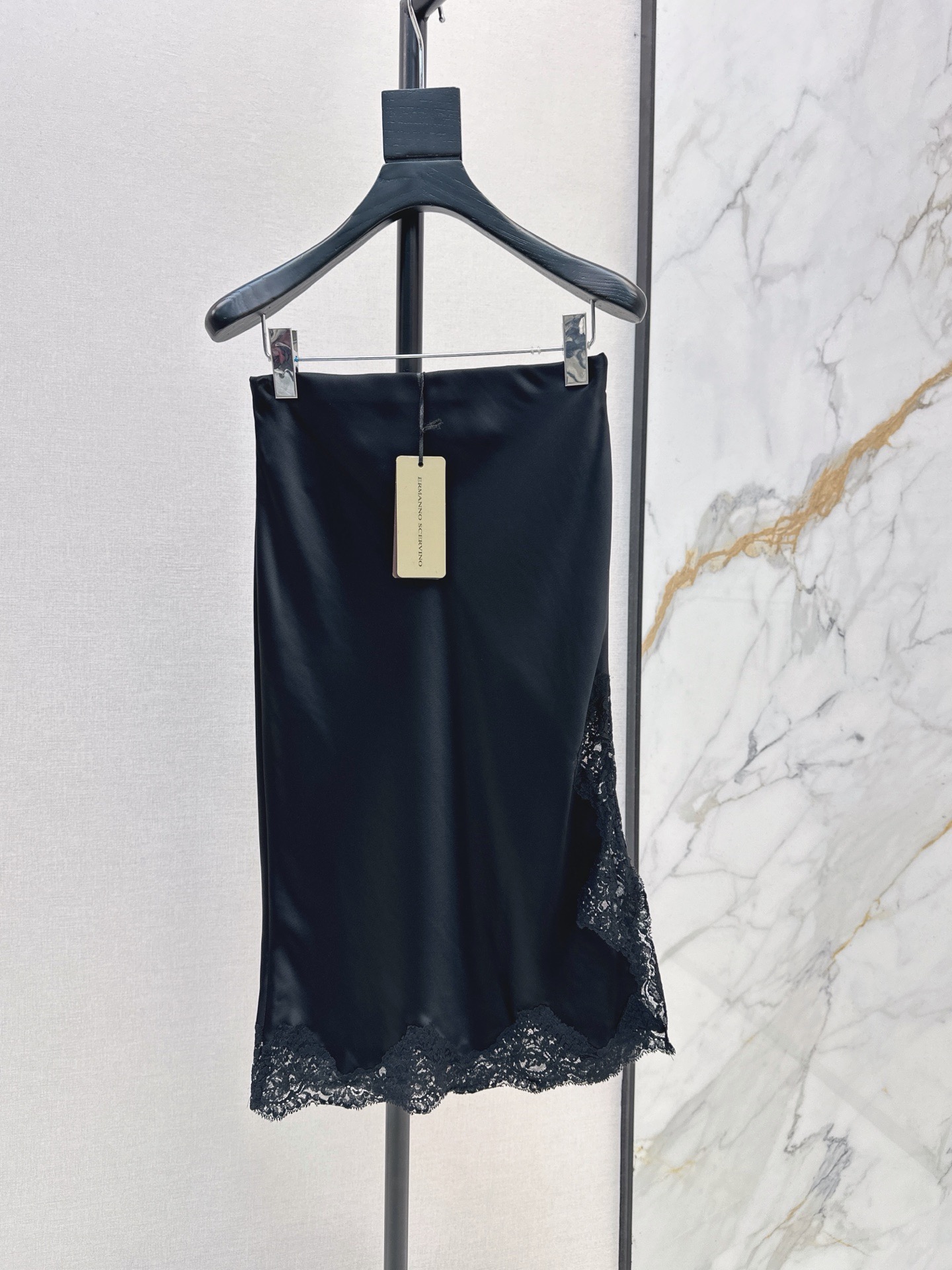 NO:948508,Summer comfort Es 26Ss————The latest spring and summer hem lace spliced ​​satin acetate skirt will light up your outfit, show gentleness and sophistication, and improve your dressing taste. The high waist and hip version covers the crotch and hides the flesh. The lace splicing creates a beautiful line for women while walking. Two-color sml,,skirts,19860909夏日小惬意 Es 26Ss————春夏最新款下摆蕾丝拼接缎面醋酸半裙 点亮你的穿搭 尽显温柔和精致感 提升穿搭品味 高腰包臀版型 遮胯藏肉 蕾丝边拼接行走间的女人线条美 两色sml,,skirts,,Women's clothing