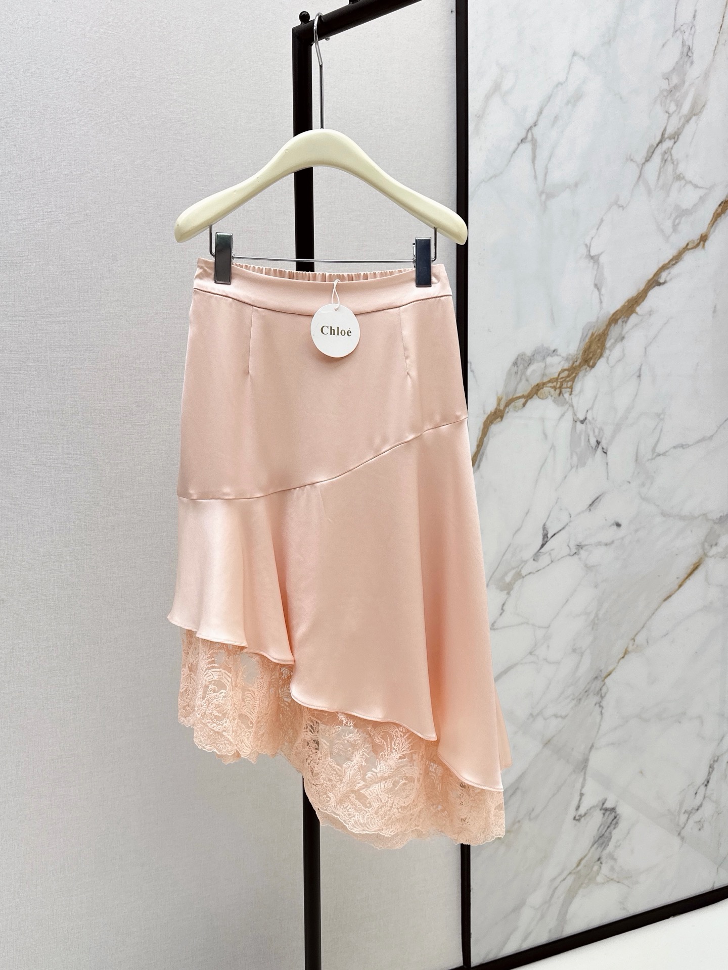 NO:948471,Full of fairy spirit Ch～E 26Ss——The latest spring and summer vacation series suit. Ruffled lace top + spliced ​​lace irregular skirt skirt. A good-looking vacation feel. The upper body is so beautiful. Full of fairy spirit. Elegant acetate blended fabric. There are many details worthy of consideration. It is a model with heavy details. The skirt is made of particularly large materials. It has a full sense of three-dimensionality. Wear it as a set or separately. Get two colors separately. sml,,skirts,19860909仙气十足 Ch～E 26Ss———春夏最新款度假系列套装 荷叶花边上衣+拼接蕾丝不规则裙摆半裙 敲好看的度假Feel 上身太好看了吧 仙气感十足 飘逸感醋酸混纺面料 有很多值得推敲的细节 细节重工款 半裙用料特别大 立体感十足 一套穿或者分开搭配随意Get 两色分开发 sml,,skirts,,Women's clothing
