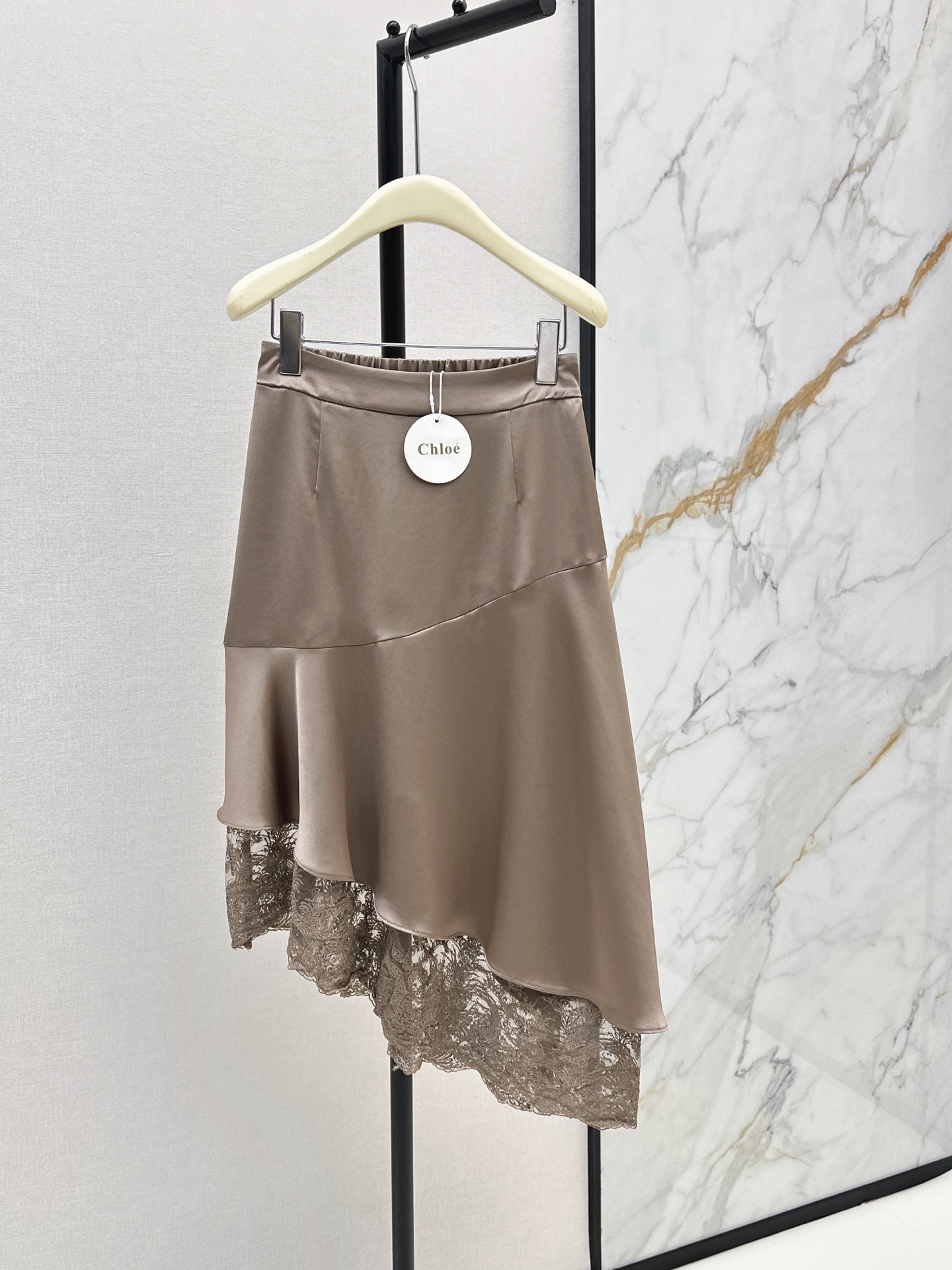NO:948447,Full of fairy spirit Ch～E 26Ss——The latest spring and summer vacation series suit. Ruffled lace top + spliced ​​lace irregular skirt skirt. A good-looking vacation feel. The upper body is so beautiful. Full of fairy spirit. Elegant acetate blended fabric. There are many details worthy of consideration. It is a model with heavy details. The skirt is made of particularly large materials. It has a full sense of three-dimensionality. Wear it as a set or separately. Get two colors separately. sml,,skirts,19860909仙气十足 Ch～E 26Ss———春夏最新款度假系列套装 荷叶花边上衣+拼接蕾丝不规则裙摆半裙 敲好看的度假Feel 上身太好看了吧 仙气感十足 飘逸感醋酸混纺面料 有很多值得推敲的细节 细节重工款 半裙用料特别大 立体感十足 一套穿或者分开搭配随意Get 两色分开发 sml,,skirts,,Women's clothing