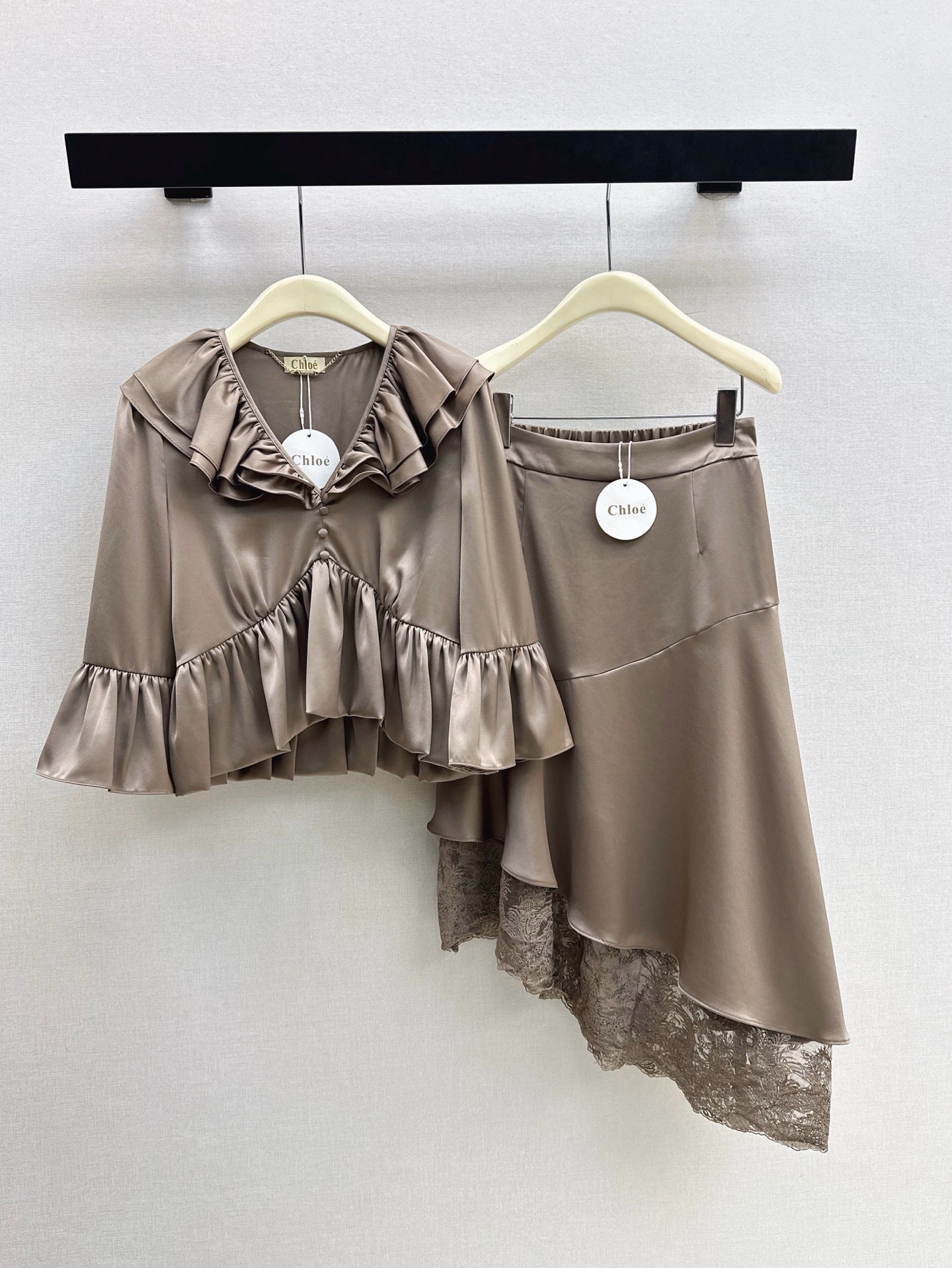 NO:948435,Full of fairy spirit Ch～E 26Ss - the latest spring and summer vacation series suit. Ruffled lace top + spliced ​​lace irregular skirt skirt. A good-looking holiday feel. The upper body is so beautiful. Full of fairy spirit. Elegant acetate blended fabric. There are many details worthy of consideration. The detail-heavy style. The skirt is made of particularly large materials. Full of three-dimensional effect. Wear it as a set or separately. Get two colors separately. sml tops, skirts,19860909仙气十足 Ch～E 26Ss———春夏最新款度假系列套装 荷叶花边上衣+拼接蕾丝不规则裙摆半裙 敲好看的度假Feel 上身太好看了吧 仙气感十足 飘逸感醋酸混纺面料 有很多值得推敲的细节 细节重工款 半裙用料特别大 立体感十足 一套穿或者分开搭配随意Get 两色分开发 sml 上衣,,skirts,,Women's clothing