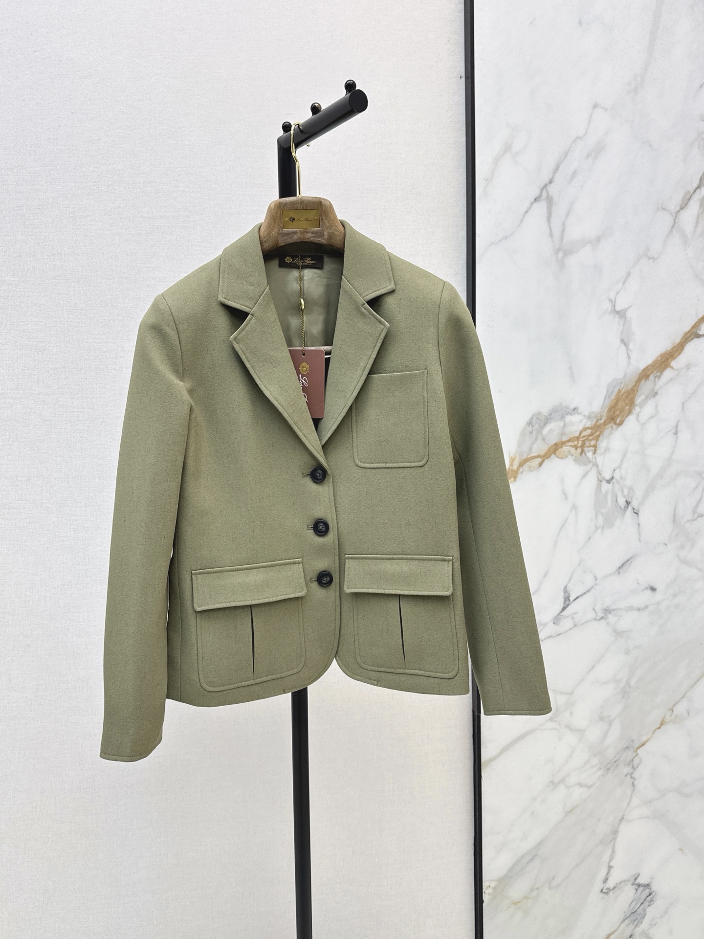 NO:948411,High-luxury old-money style outfit LP 26Ss——Early autumn latest retro green double-pocket suit jacket. Exclusive custom-made imported worsted fabric with great texture. Three-button classic H version. Minimalist design is luxurious and not simple. Highly recommended for personal use. The upper body is capable and elegant. It is easy to control and interpret different styles in commuting wear. One color sml,, loro piana, jackets & coats, business suit,19860909高奢老钱风穿搭 LP 26Ss————早秋最新款复古绿双口袋西装外套独家定制进口精纺面料质感超赞 三粒扣经典H版型 极简主义设计奢华不简 强烈推荐自留款 上身干练优雅气场 通勤穿搭轻松驾驭演绎不同风格 一色sml,,loro piana,jackets & coats,business suit,,Women's clothing