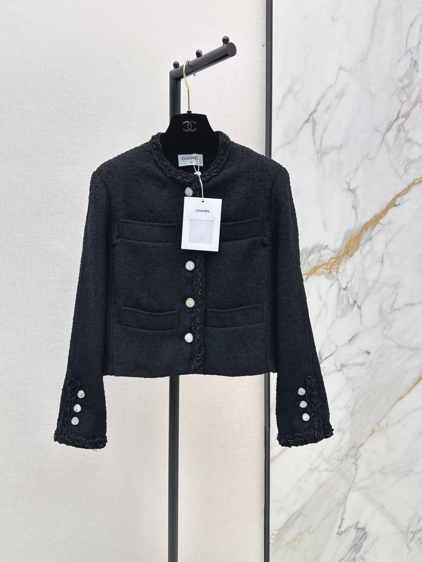 NO:948374,C Home 26Ss - the latest style of temperament woven round neck jacket in early autumn. The beautiful woven fabric developed by yb is super beautiful in real life. The three-dimensional texture is full of exquisiteness. The upper body has a noble temperament. The customized 3D three-dimensional tailoring version is slim and practical. It is more practical and looks better. French socialite style is elegant and high-end. A must-have for rich families. One color sml,,chanel,jackets & coats,19860909C家 26Ss———早秋最新款气质编织圆领外套yb开发绝美编织面料实物超美 立体肌理感精致感满满 上身自带一种高贵气质 定制3D立体剪裁版型巨显瘦 实穿度高颜值也更高 法式名媛风优雅又高级 富家千金必备 一色sml,,chanel,jackets & coats,,Women's clothing