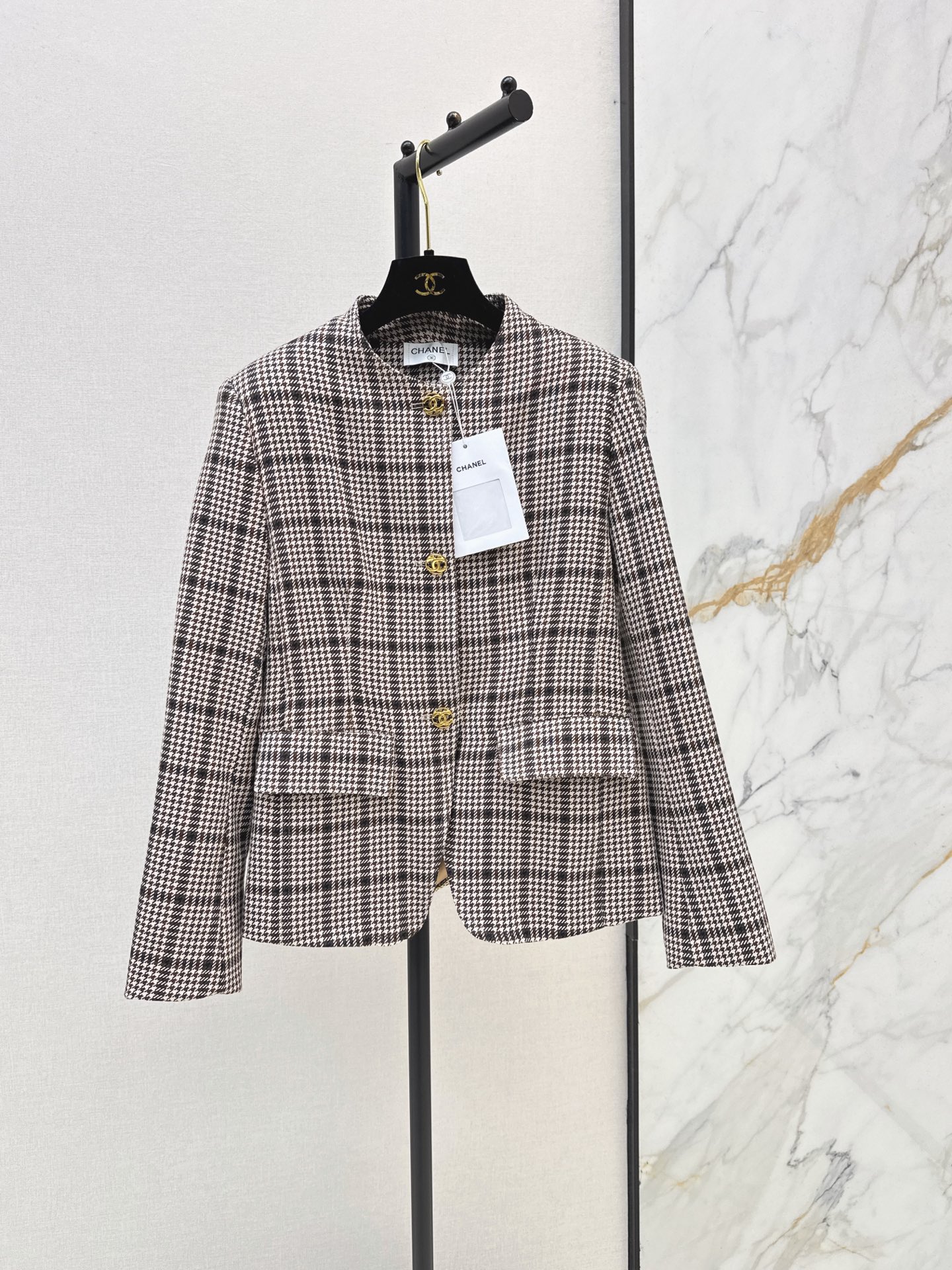 NO:948351,C Home 26Ss————The latest plaid round neck woven jacket for early autumn. Customized houndstooth fabric developed by yb. The low saturated brown and white plaid pattern is soft and durable. The neat round neck tailoring is simple and elegant. The metal carved round buckle is exquisite. The double side pocket design is matched with the fitted version to modify the figure. The neat waistline lengthens the proportion of the lower body. The crisp fabric has its own straight silhouette. It can be used for commuting and dating. One color sml,,chanel,jackets & coats,19860909C家 26Ss————早秋最新款格纹圆领编织外套yb开发定制的千鸟格纹面料 低饱和棕白格纹柔和耐看 利落圆领剪裁简约大气 金属雕花圆扣精致考究 双侧口袋设计搭配合身版型修饰身形 利落收腰拉长下半身比例 挺括面料自带立挺轮廓 通勤约会皆可驾驭 一色sml,,chanel,jackets & coats,,Women's clothing