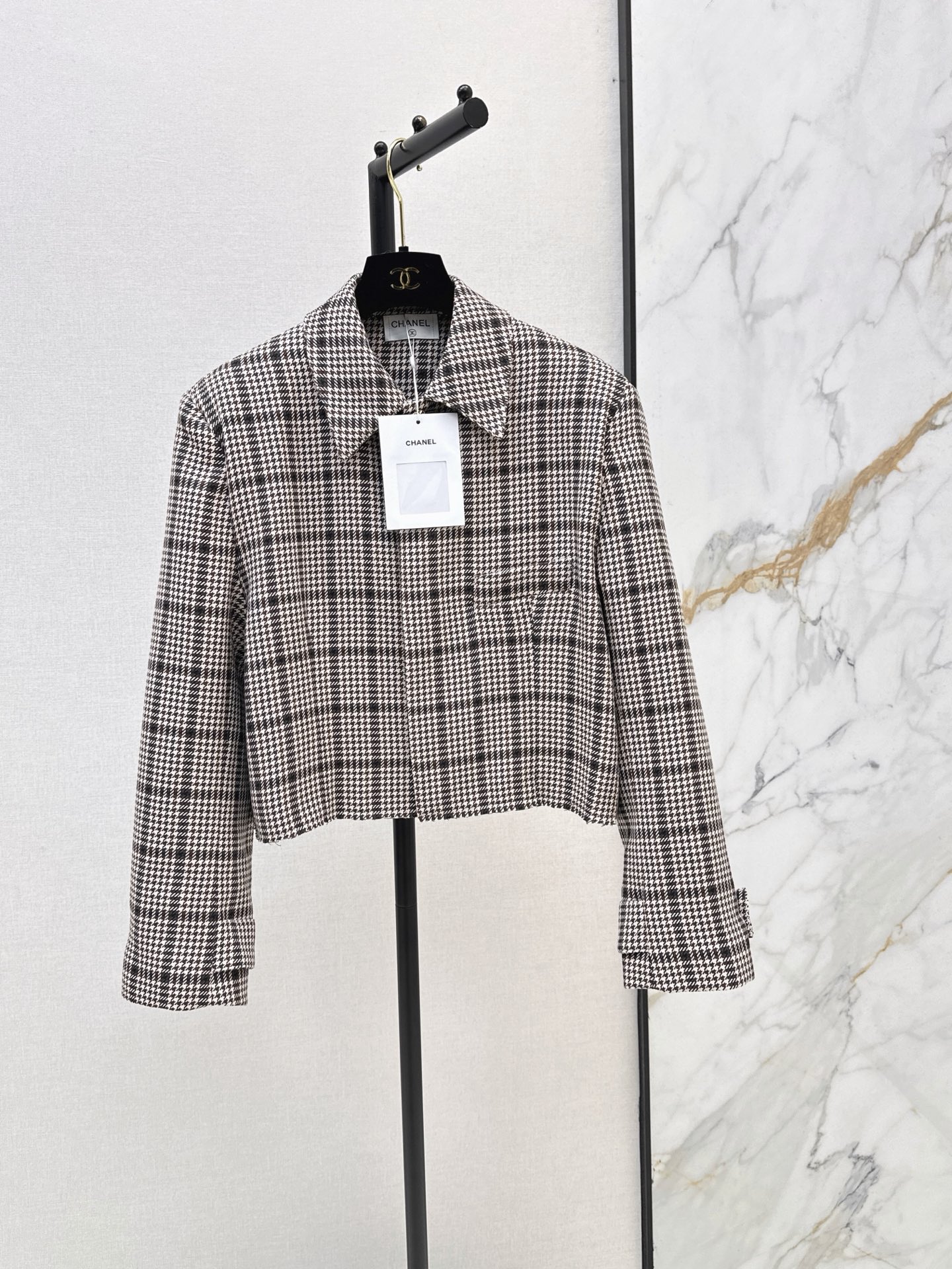 NO:948363,C Home 26Ss————The latest houndstooth short lapel jacket for autumn and winter, plaid fabric developed by yb, high-end texture, crisp and comfortable, classic houndstooth pattern + golden buttons, perfect retro elegance, short shoulder pad tailoring, modified body proportions, full aura, easy to handle for commuting, dating and formal occasions. It is a practical and fashionable high-end item. One color sml,,chanel,jackets & coats,19860909C家 26Ss————秋冬最新款千鸟格短款翻领外套yb开发格纹面料 高级质感挺括又舒适 经典千鸟格纹+金色纽扣 复古优雅气质满分 短款垫肩版型剪裁 修饰身形比例 气场直接拉满 通勤约会正式场合都能轻松驾驭 是实用又时髦的高端单品 一色sml,,chanel,jackets & coats,,Women's clothing