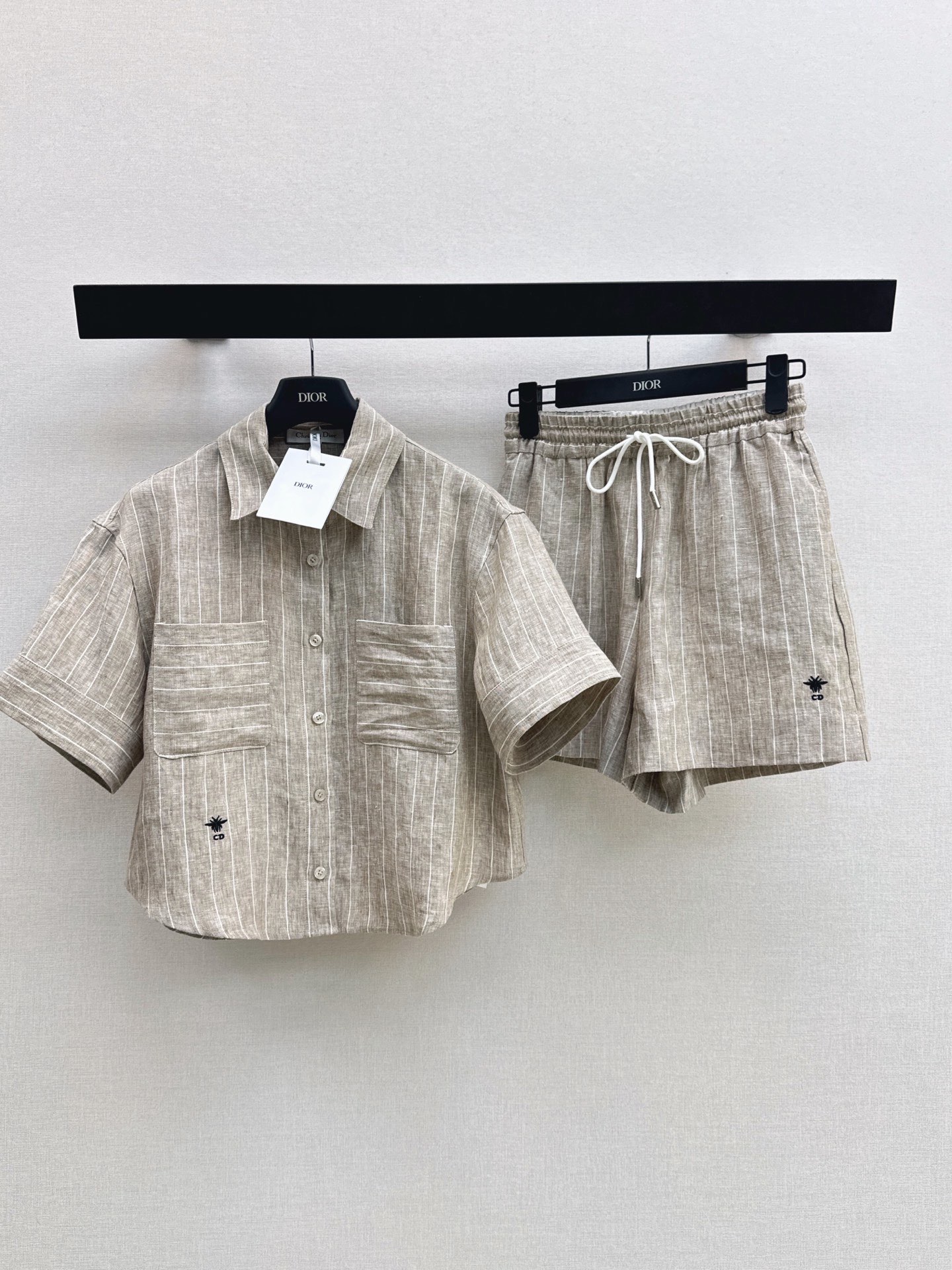 NO:950050,CD 26Ss————The latest striped linen suit for spring and summer, a small short shirt + elastic waist shorts. The set is super good-looking. Vacation Feel is online. Casual and lazy. It has the attributes of old money without lacking a sense of style. The fabric is pure linen and has good breathability. One set, one color sml, shorts, shirts,19860909CD 26Ss————春夏最新款条纹亚麻套装小短款衬衫+松紧腰短裤 一套搭配超级好看 度假Feel在线 休闲慵懒 自带老钱的属性 又不缺少造型感 面料是纯亚麻的 透气性很好 一套出 一色sml,,shorts,shirts,,Women's clothing
