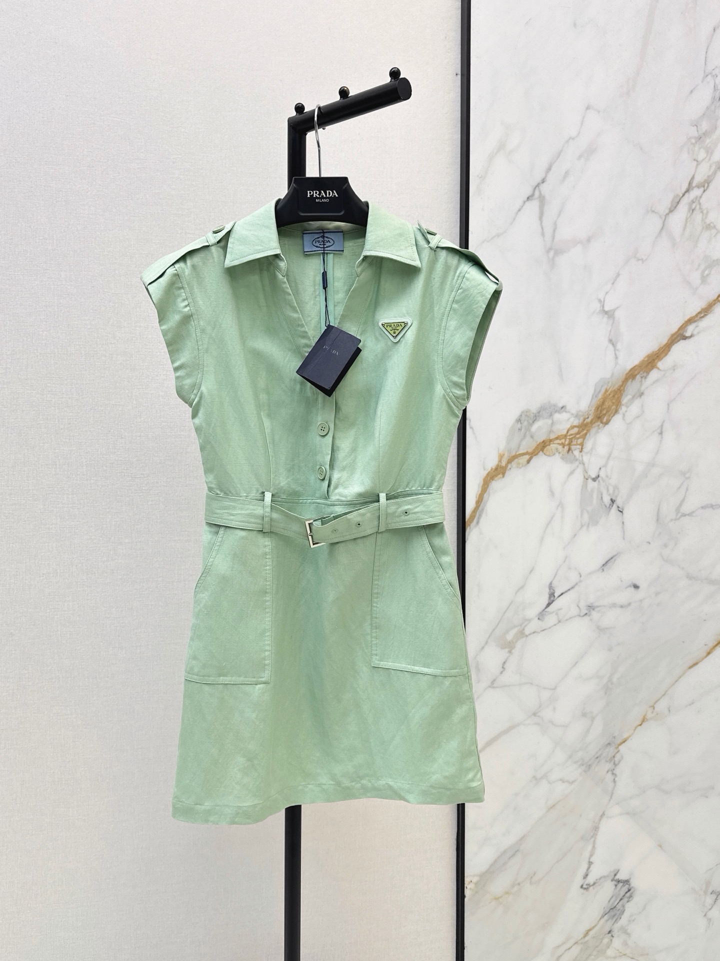 NO:950037,A dress that can be used for both commuting and everyday use PD 26Ss————The latest spring and summer linen dress with lapel design. It is so high-end. It is made of pure linen fabric and has a casual workwear style. It is very suitable for daily use. It is equipped with an adjustable belt. The waist is slimmed down and is practical to wear. Suitable for various occasions. Three-color sml, skirts,19860909可通勤可日常的连衣裙 PD 26Ss————春夏最新款翻领设计亚麻连衣裙 太高级了 采用纯亚麻面料 有种休闲工装风感觉 日常很适合 搭配了可调节系腰带 收腰显瘦很实穿 各种场合都适合 三色sml,,skirts,,Women's clothing