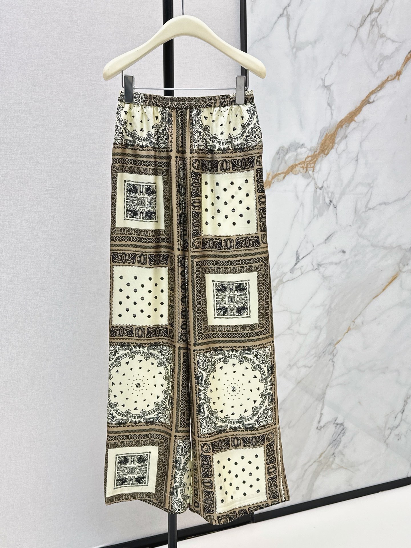 NO:950025,High-end Nordic tone, fashionable niche design 26Ss————The latest spring and summer printed silk suit with V-neck silk suspenders + elastic waist straight pants. It has a sense of style. The upper body is full of high-end sense. It is OK for daily life or vacation. It has a sense of design. It can be paired with straight-leg drape pants. It can be matched as a set or as a random combination. Separate in one color sml,,real silk,19860909高级北欧调调 时髦小众设计 26Ss————春夏最新款印花真丝套装V领真丝吊带+松紧腰直筒裤 太有腔调感啦 上身就是满满的高级感 日常或者度假都OK 很有设计感 搭配直筒垂垂裤 一套搭配或者随意组合搭配都OK 一色分开 sml,,real silk,,Women's clothing