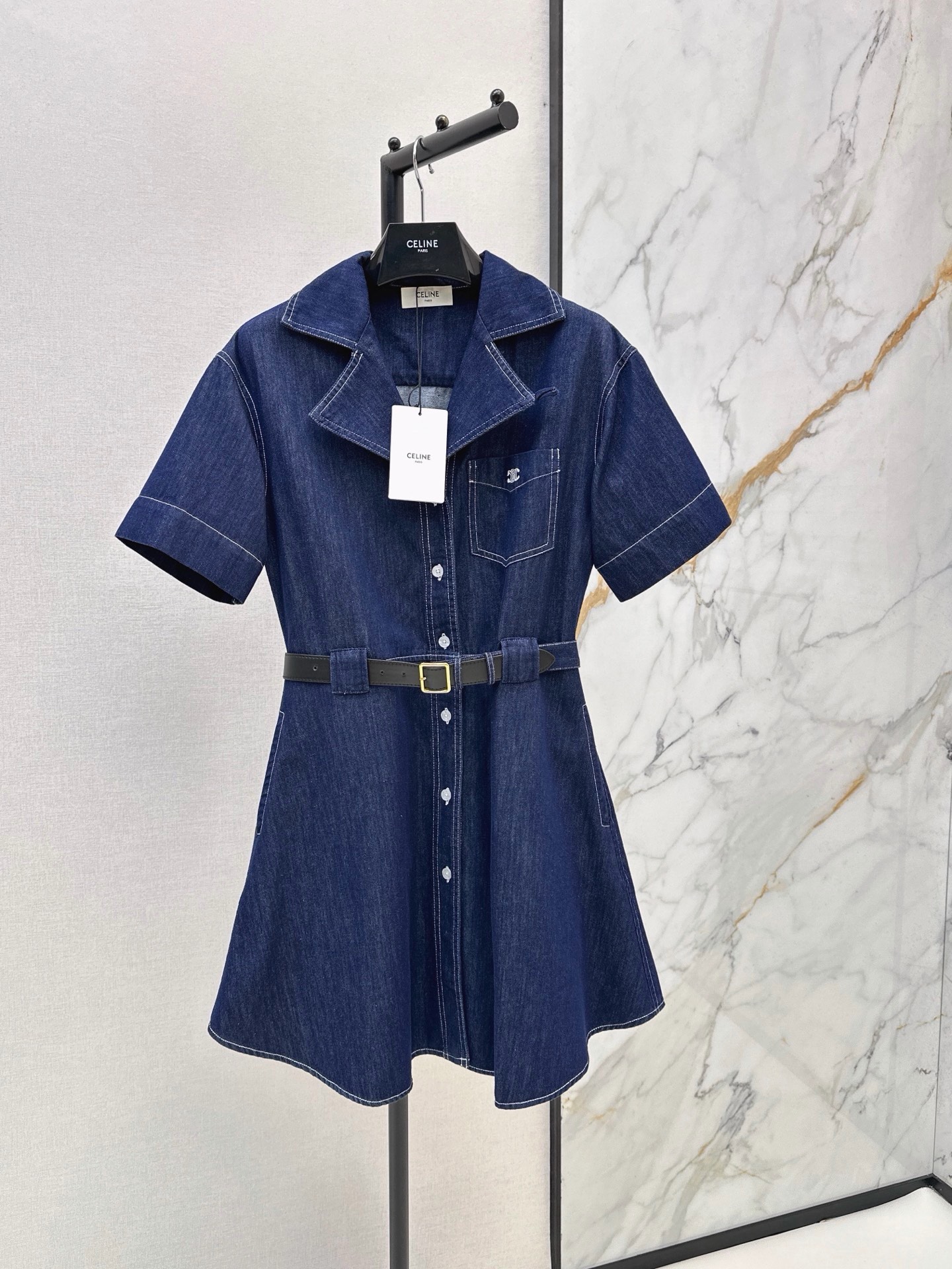 NO:950074,Ce 26Ss————The latest spring and summer denim dress with Arc de Triomphe logo embroidery, contrasting topstitching, fashionable online skirt, one-piece matching for daily outings, suit lapel design, Arc de Triomphe logo embroidered on the pocket, paired with a belt design, waist slimming, daily wear style online, one color available for sale sml,, skirts, business suit,19860909Ce 26Ss————春夏最新款凯旋门logo刺绣牛仔连衣裙 撞色明线勾勒 时髦感在线的裙子 日常出街一件式搞定搭配 西装翻领设计 口袋上刺绣凯旋门logo 搭配了腰带设计 收腰显瘦 日常穿造型感在线 一色现货发售sml,,skirts,business suit,,Women's clothing