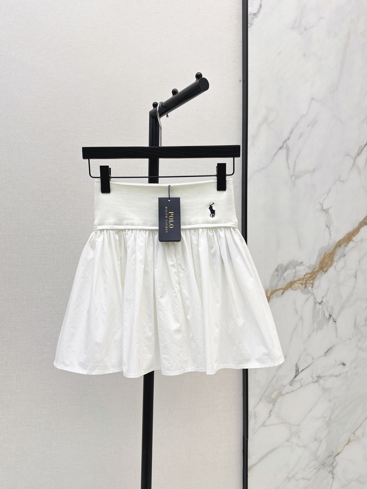 NO:950048,Recommended hot item: RL 26Ss - the latest spring and summer pony embroidered girdle splicing short skirt. Recommended god-level skirt. Highly popular. Elastic thread splicing cotton design. It has a girdle design. It perfectly modifies the waist. The upper body is like super model legs. It looks very tall. It is excellent no matter what it is matched with. The skirt is very large. Three-dimensional and stylish. Super fashionable. Two-color sml, skirts,19860909爆单款推荐 RL 26Ss————春夏最新款小马刺绣腰封拼接短款半裙 神级半裙推荐 超高人气 松紧螺纹拼接棉质设计 有种腰封设计感 完美的修饰腰型 上身就是超模腿 很显高 无论搭配什么都出色 裙摆用量很足 立体有型 超时髦 两色sml,,skirts,,Women's clothing