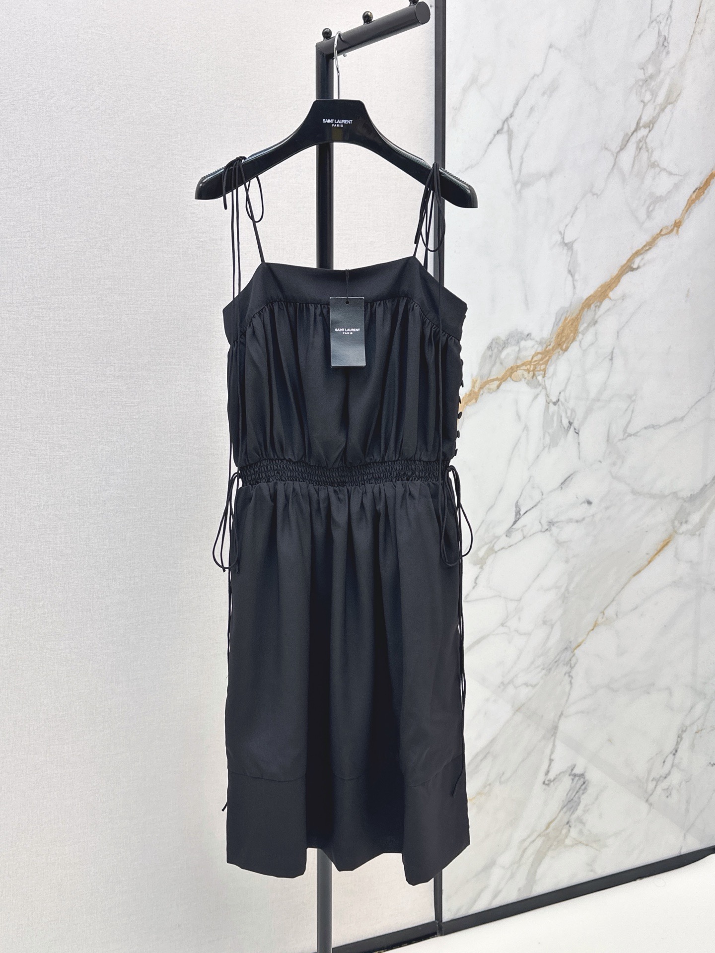 NO:950035,270SL 26Ss————The latest French minimalist style thin slit suspender dress for spring and summer. The shoulder straps can be adjusted freely. The upper body is loosely drape and pleated. The waist is made with elastic pleats to optimize the proportion. The high slit on the side of the skirt + side drawstring details add smart femininity. Suitable for daily commuting and dating. Cool and high-end French atmosphere. Two-color sml,,loro piana,skirts,19860909270SL 26Ss————春夏最新款法式极简风轻薄开叉吊带连衣裙 肩带可自由调节 上身宽松垂坠褶皱剪裁 腰部做松紧抽褶收腰优化比例 裙身侧边高开叉+侧边抽绳细节增添灵动女人味 日常通勤约会都适配 清冷又高级法式氛围感拉满 两色sml,,loro piana,skirts,,Women's clothing