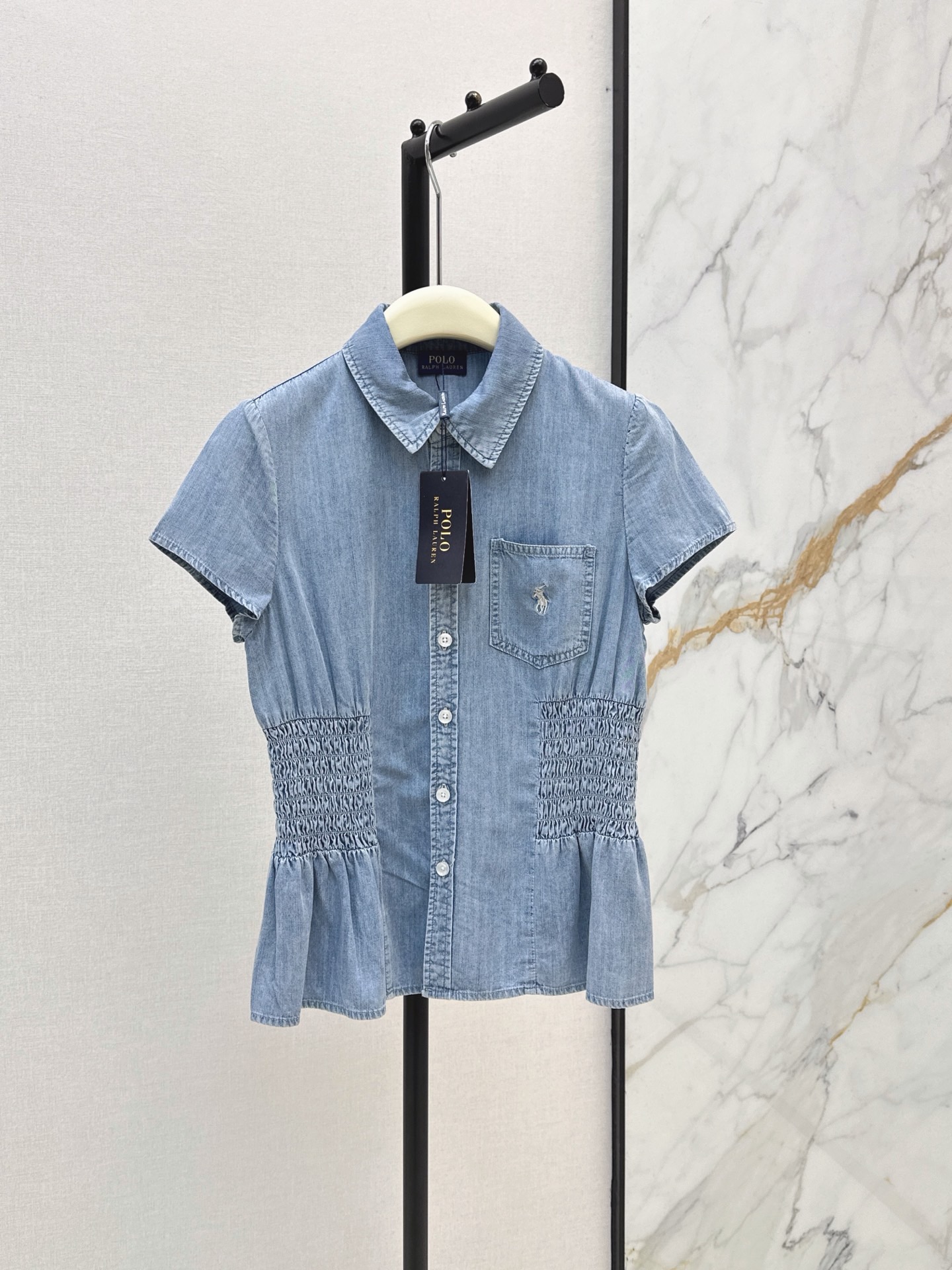 NO:950010,RL 26Ss————The latest spring and summer denim shirt with waisted design, a shirt that I like at first sight. French style waisted design. It hides the flesh and is more fashionable. I also love the pattern design. This kind of detail is special and eye-catching enough. It can show off your figure even more when paired with it. One color sml,, shirts,19860909RL 26Ss————春夏最新款打揽收腰设计牛仔衬衫一眼就喜欢的衬衫 法式打揽收腰设计 藏肉之余更是时髦感UPUP 版型设计也是很爱 这种细节就足够特别和吸睛 搭配起来更加显身材 一色sml,,shirts,,Women's clothing