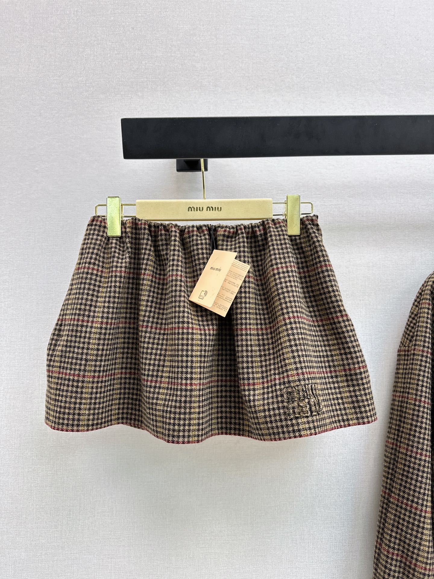 NO:949971,Miu 26Ss for girls - the latest early autumn houndstooth suit, stand-up collar profile jacket + Mini skirt, rich retro flavor, fashionable and age-reducing, super authentic Miu style look, customized wool plaid fabric, checkered details, silhouette tailoring, very hidden body, can be worn alone or paired with skirts from the same series, one color separate sml jacket,,miumiu,skirts,jackets & coats,jackets &  coats,19860909缪系少女穿搭 Miu 26Ss————早秋最新款千鸟格纹套装立领廓形夹克外套+Mini半裙 浓郁复古气息 时髦减龄 超正的缪系穿搭Look 定制的羊毛格子面料 对格做法细节 廓形感剪裁版型 很藏肉 可以单穿或者搭配同系列半裙一套穿 一色分开发 sml 外套,,miumiu,skirts,jackets & coats,jackets & coats,,Women's clothing