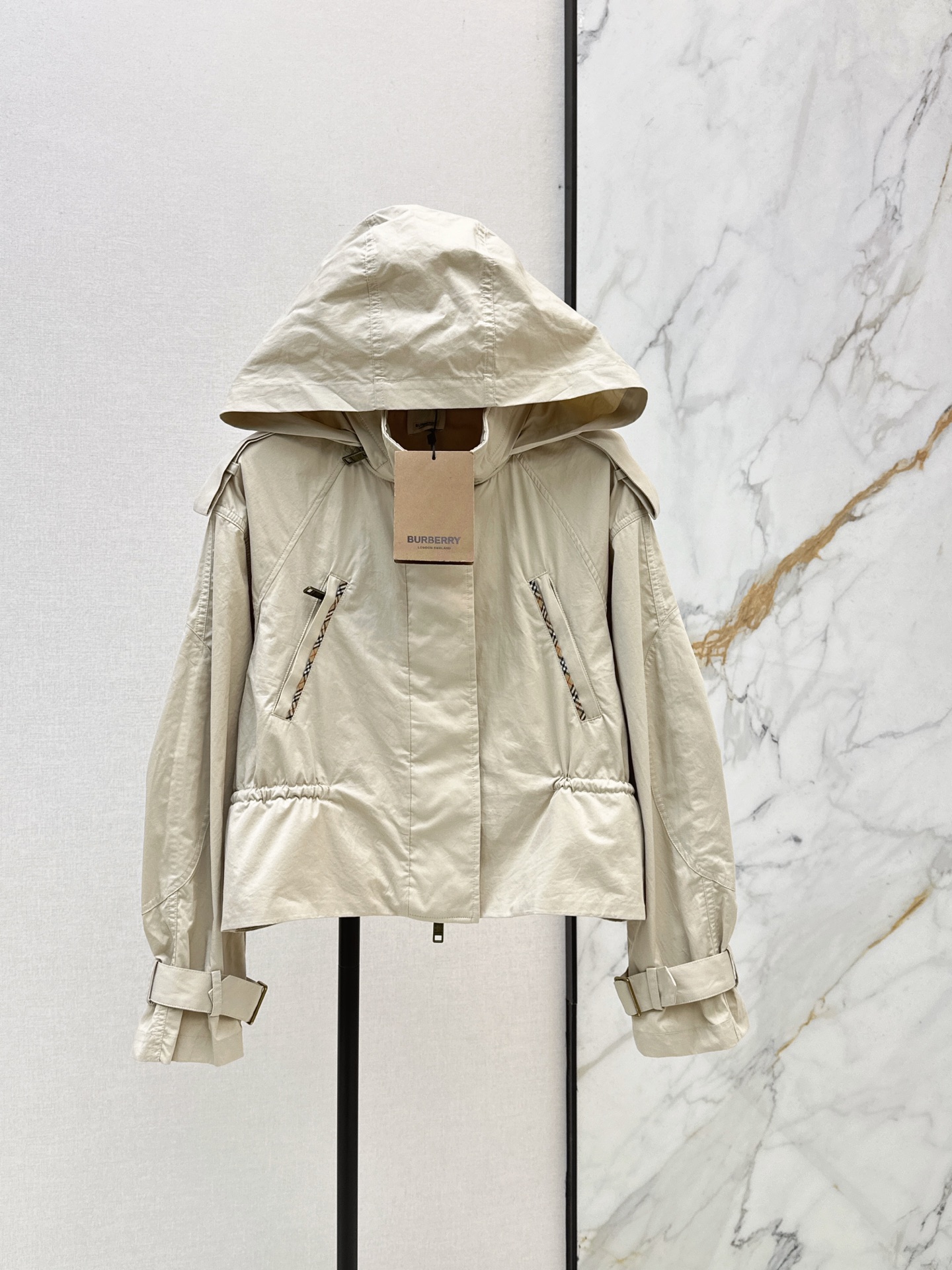 NO:949999,Bur 26Ss - the latest early autumn plaid edging spliced ​​hooded windbreaker jacket. A versatile windbreaker that is needed all year round. Casual and lazy. Lace-up design. It feels good with concave and convex shape. If you like the sense of design, you can go for it. It has a relaxed feeling. It can be used for daily commuting. Two colors sml, burberry, jackets & coats, hats,19860909Bur 26Ss————早秋最新款格纹镶边拼接连帽风衣外套 一年四季都需要的一款多种穿搭风衣 休闲慵懒 系带设计 感觉很好凹凸造型 喜欢设计感的可以入哈 很有松弛感 日常通勤皆可 两色sml,,burberry,jackets & coats,hats,,Women's clothing
