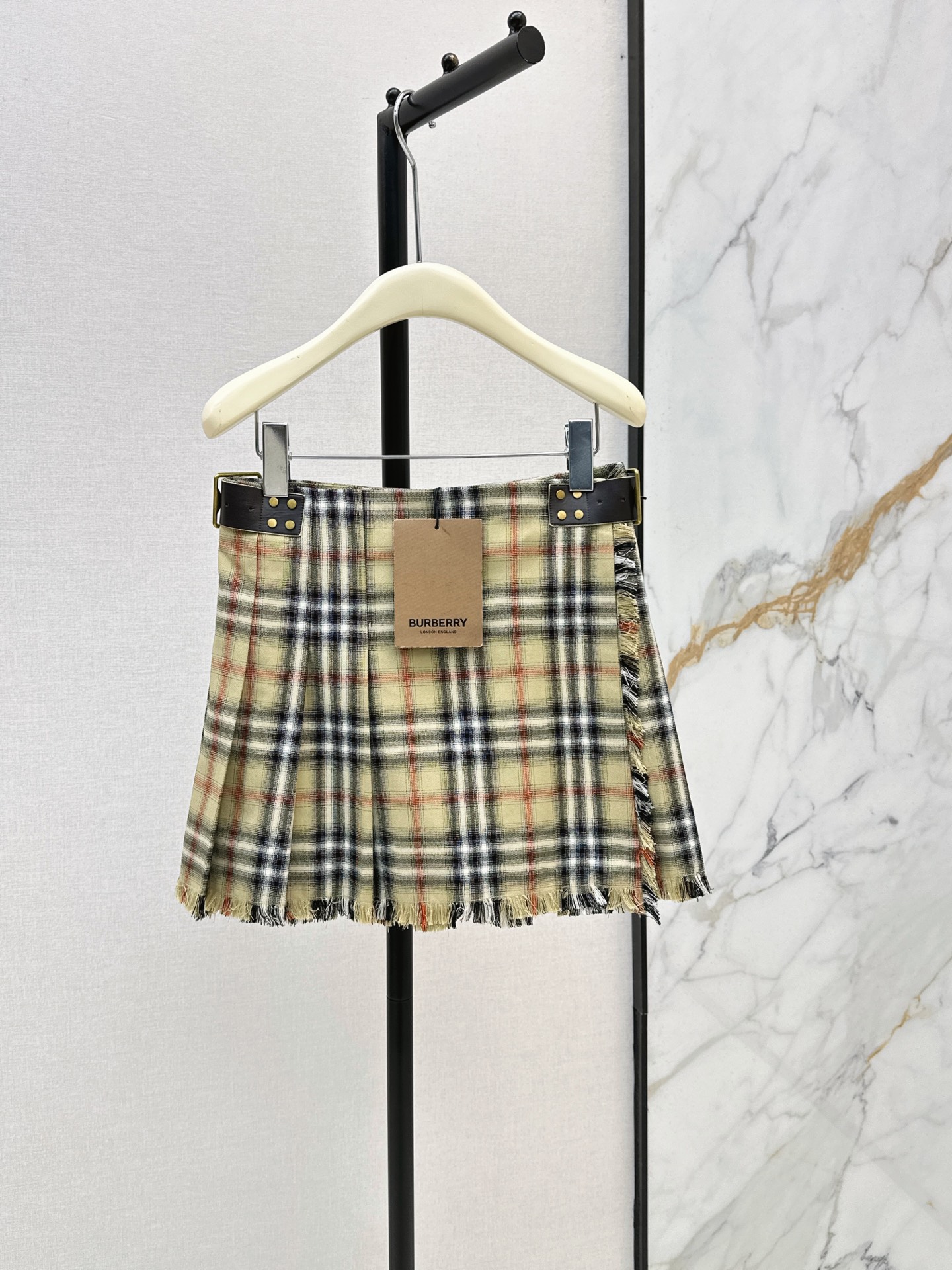 NO:949988,Exclusive debut Bur 26Ss————The latest classic plaid one-piece skirt in early autumn. The classic plaid is super good-looking. It has a preppy style that reduces age. It is very fashionable to match. One-piece wrap design. Buttons on the waist. The skirt panel is an irregular pleated design. Custom-woven fabric. Naturally trimmed skirt. Details are in place. Looks good with shirts and windbreakers. One color sml l,, burberry, skirts, shirts,19860909独家首发 Bur 26Ss————早秋最新款经典格子一片式半裙 经典的格纹 超级好看 自带学院风减龄感 搭配起来很时髦范 一片式围裹设计 腰侧系扣 裙摆搭片是不规则的压褶设计 定织的面料 自然剪边的裙摆 细节很到位 衬衫风衣搭配都好看 一色sml l,,burberry,skirts,shirts,,Women's clothing