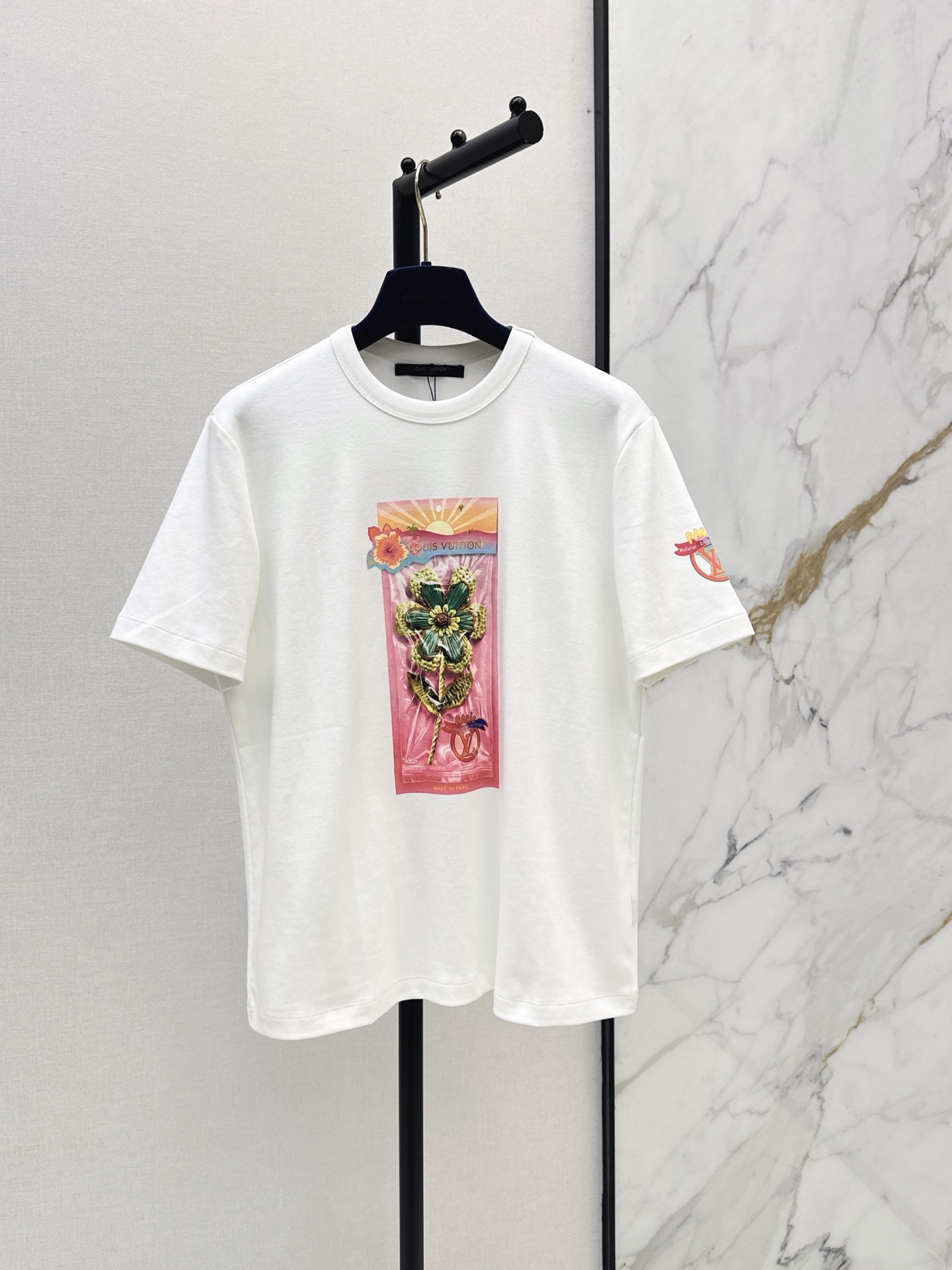 NO:951678,L family 26Ss————The latest flower pattern printed T-shirt in early autumn is very dense and feels super good. It is really a hard-working one. The details are perfect and the regular version is not picky at all. It is simple and generous. It instantly enhances your temperament. One color sml, Louis Vuitton, tees, t-shirt,19860909L家 26Ss————早秋最新款花朵图案印花T恤密度很高 手感超好 真的费劲心血的一款 细节完美常规版型 上身完全不挑人简单大方 瞬间提升气质 一色sml,,louis vuitton,tees，t-shirt,,Women's clothing