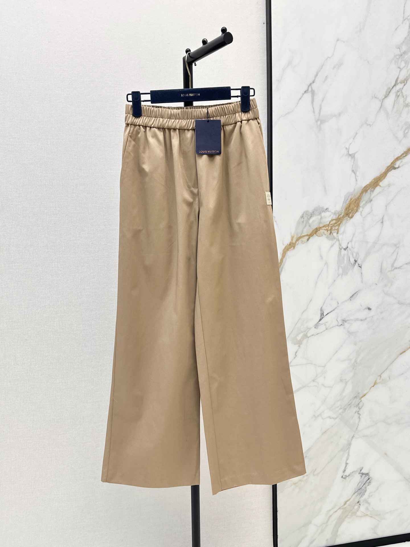 NO:951667,L Family 26Ss - the latest elastic waist straight pants for early autumn. Very fashionable and easy to wear. Versatile style. Advanced customization. Comfortable fabrics. Casual and free. Retro and fashionable. Can be controlled by various body types. One color smlxl,, louis vuitton,19860909L家 26Ss———早秋最新款松紧腰直筒裤 时髦好穿度爆棚 风格百搭 高级定制 舒适的面料 随性洒脱 复古又时尚 各种身材都可以驾驭 一色smlxl,,louis vuitton,,Women's clothing