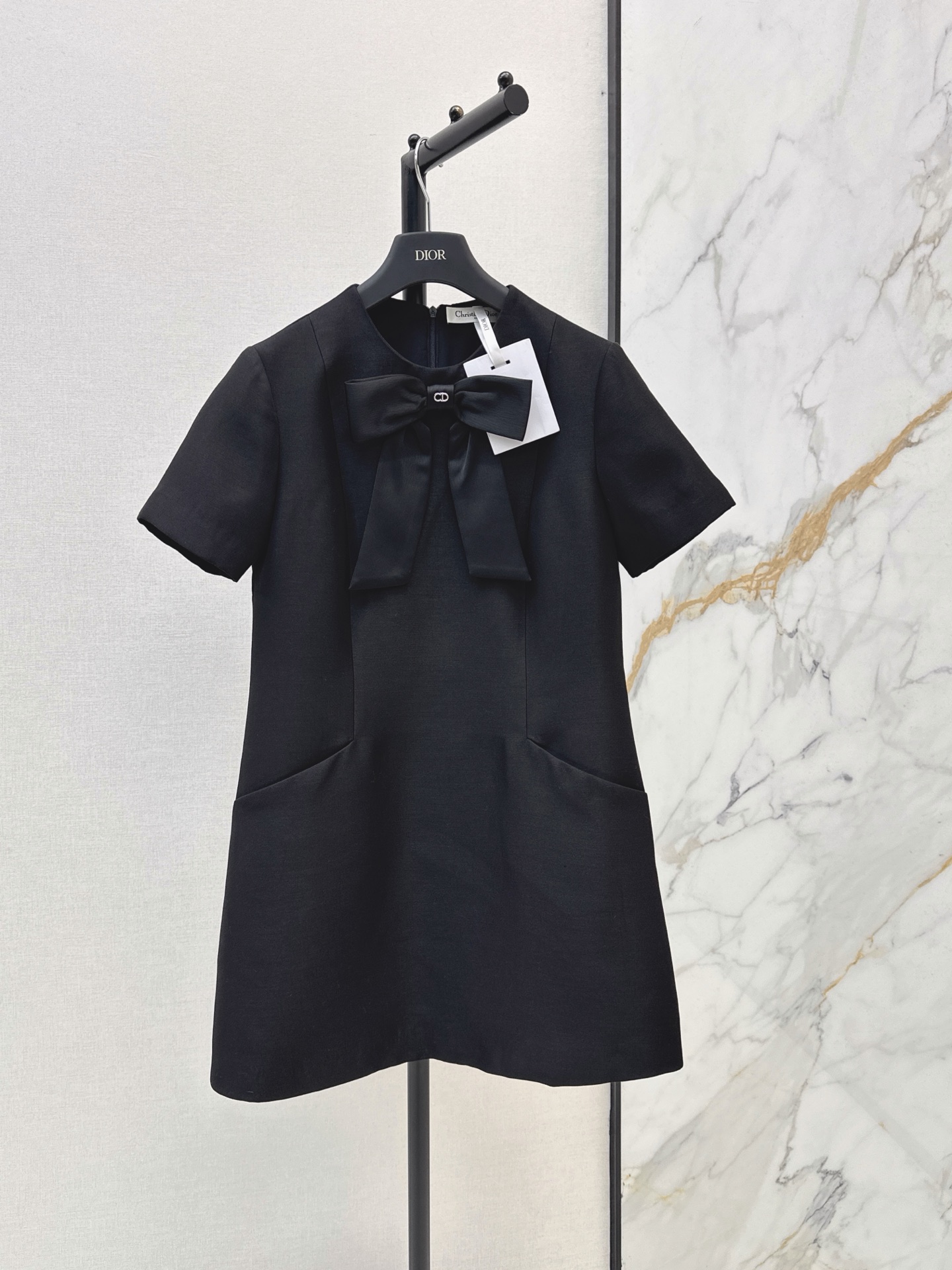 NO:951720,CD 26Ss————The latest bow-decorated round-neck dress in early autumn is an elegant Lady classic design. The upper body is exquisite and capable. It can be matched easily. The customized imported fabric is crisp and stylish. It is full of high-end and full of texture. One color smlxl,,skirts,19860909CD 26Ss————早秋最新款蝴蝶结装饰圆领连衣裙优雅Lady经典款设计 上身精致又干练得体 搭配起来随心应手 定制的进口面料挺括有型 满满的高级感 质感十足 一色smlxl,,skirts,,Women's clothing