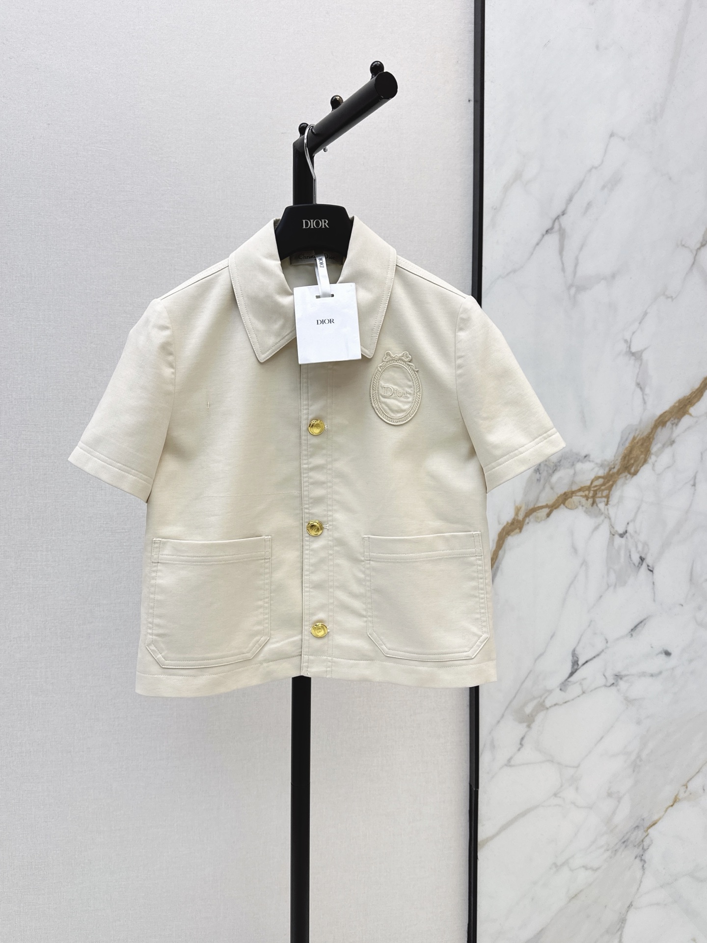 NO:951699,CD 26Ss - the latest badge embroidered jacket for early autumn. Classic design. The upper body is exquisite and capable. It can be matched easily. The customized imported fabric is crisp and stylish. It has a full sense of high-end and full texture. One color smlxl,,jackets & coats,19860909CD 26Ss———早秋最新款徽章刺绣外套 经典款设计 上身精致又干练得体 搭配起来随心应手 定制的进口面料挺括有型 满满的高级感 质感十足 一色smlxl,,jackets & coats,,Women's clothing