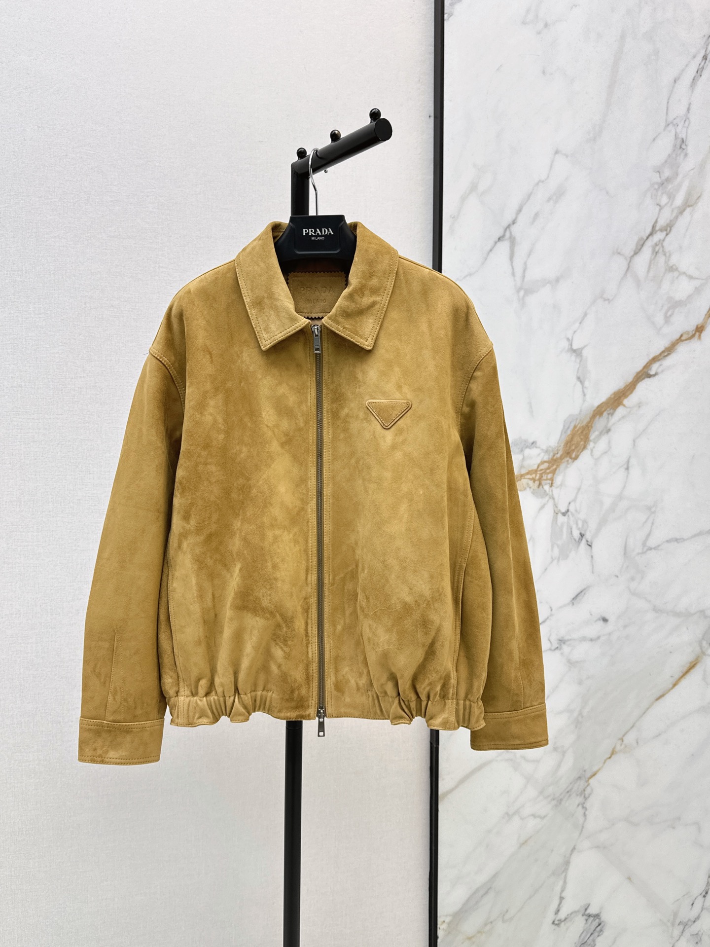 NO:949365,PD 26Ss————The latest silhouette suede lapel jacket in early autumn. High luxury style. Customized suede suede craftsmanship. The contrast can be salty or sweet. The loose H version is versatile and slim. 100% imported lambskin fabric. Three colors sml, Prada-clothing, prada, jackets & coats, jackets & coats, sheepskin, chamois leather,19860909PD 26Ss————早秋最新款廓形麂皮绒翻领夹克外套高奢风穿搭定制麂皮绒绒面工艺 反差感可盐可甜 宽松H版型百搭又显瘦 百分百进口小羊皮面料 三色sml,普拉达-服装,prada,jackets & coats,jackets & coats,sheepskin,chamois leather,,Women's clothing